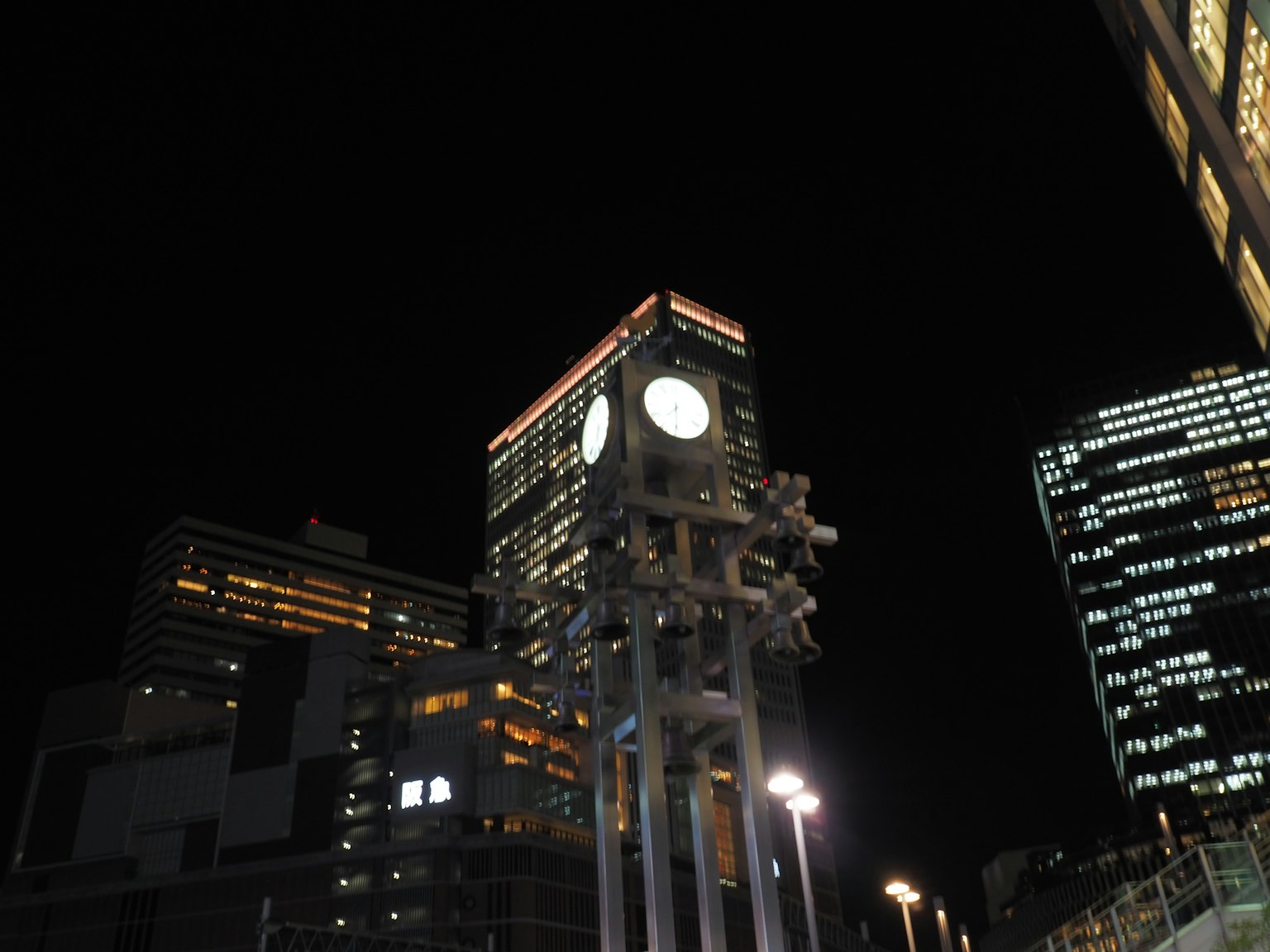 夜间照亮的钟楼和摩天大楼