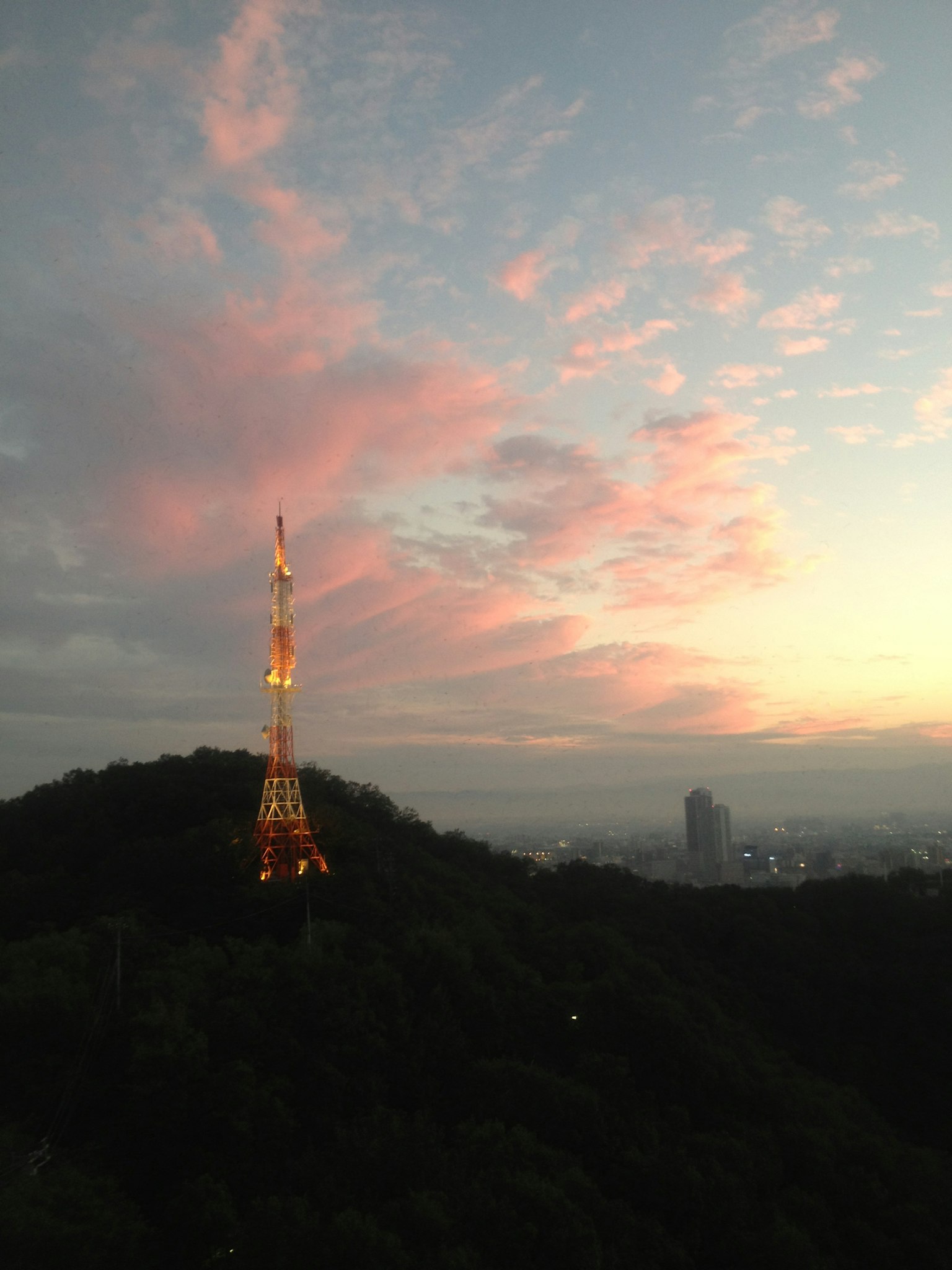 日落时分照亮的塔与山脉背景