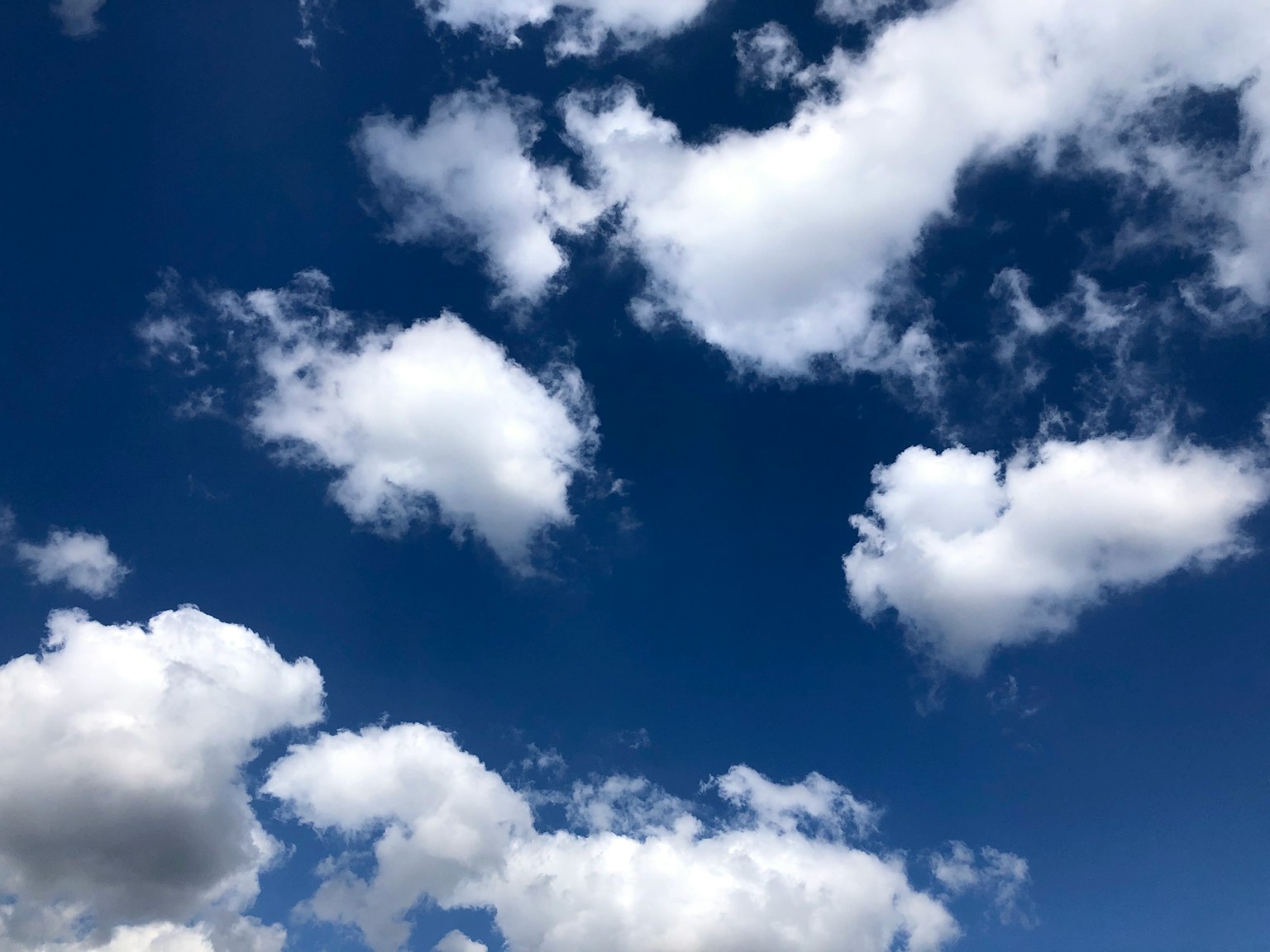 Landschaft mit weißen Wolken, die in einem blauen Himmel treiben