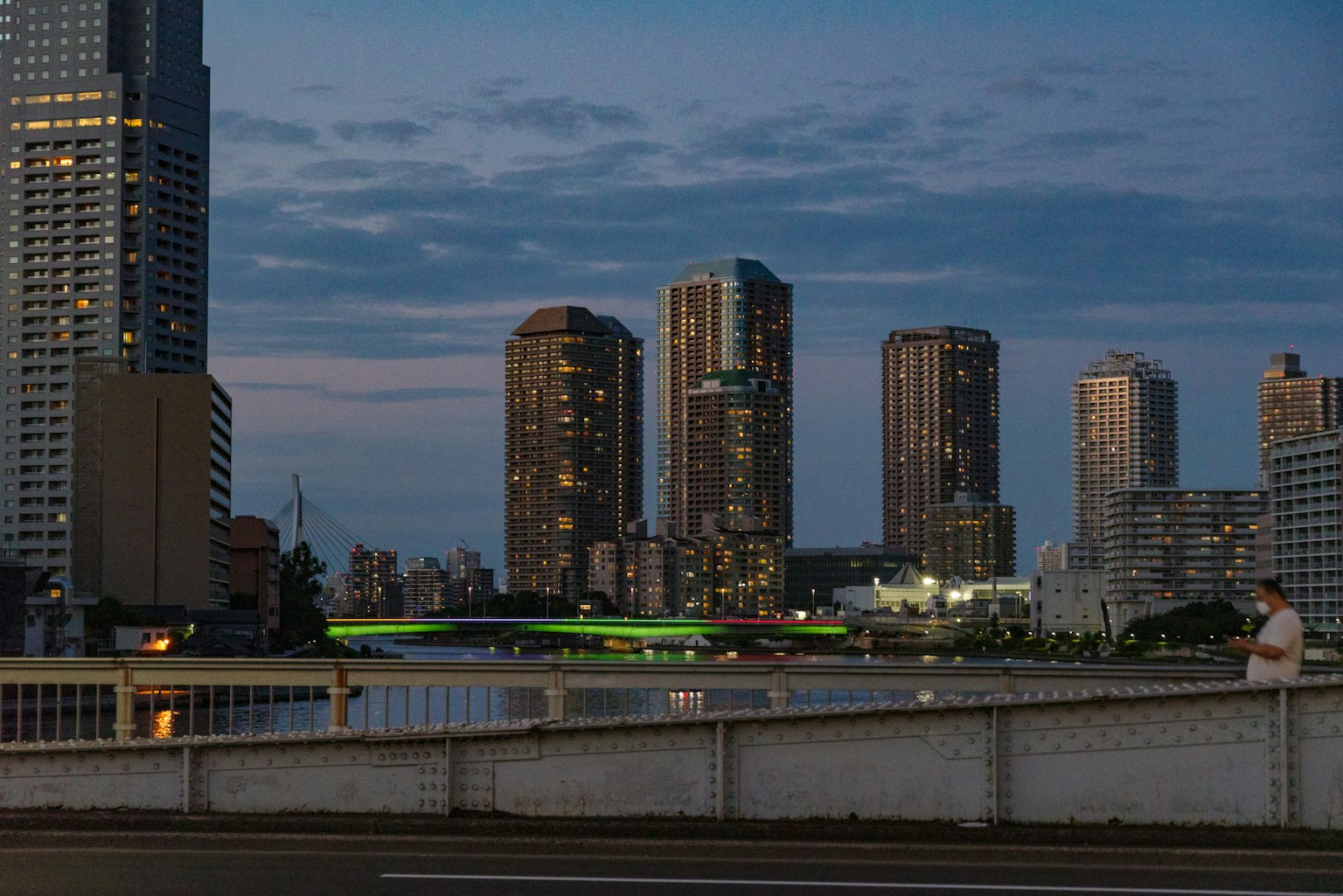 Khung cảnh ban đêm của đường chân trời Tokyo với các tòa nhà chọc trời sáng đèn và dòng sông