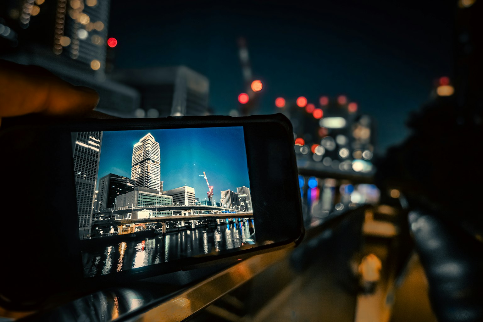 夜间展示建筑照片的智能手机