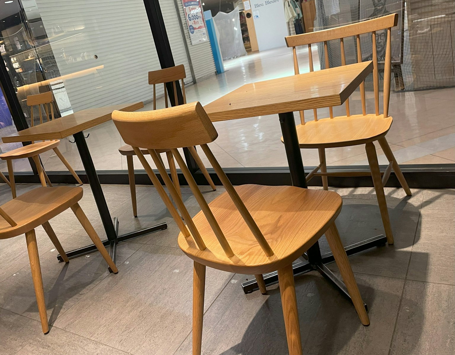 Holzstühle und Tisch im Inneren eines Cafés