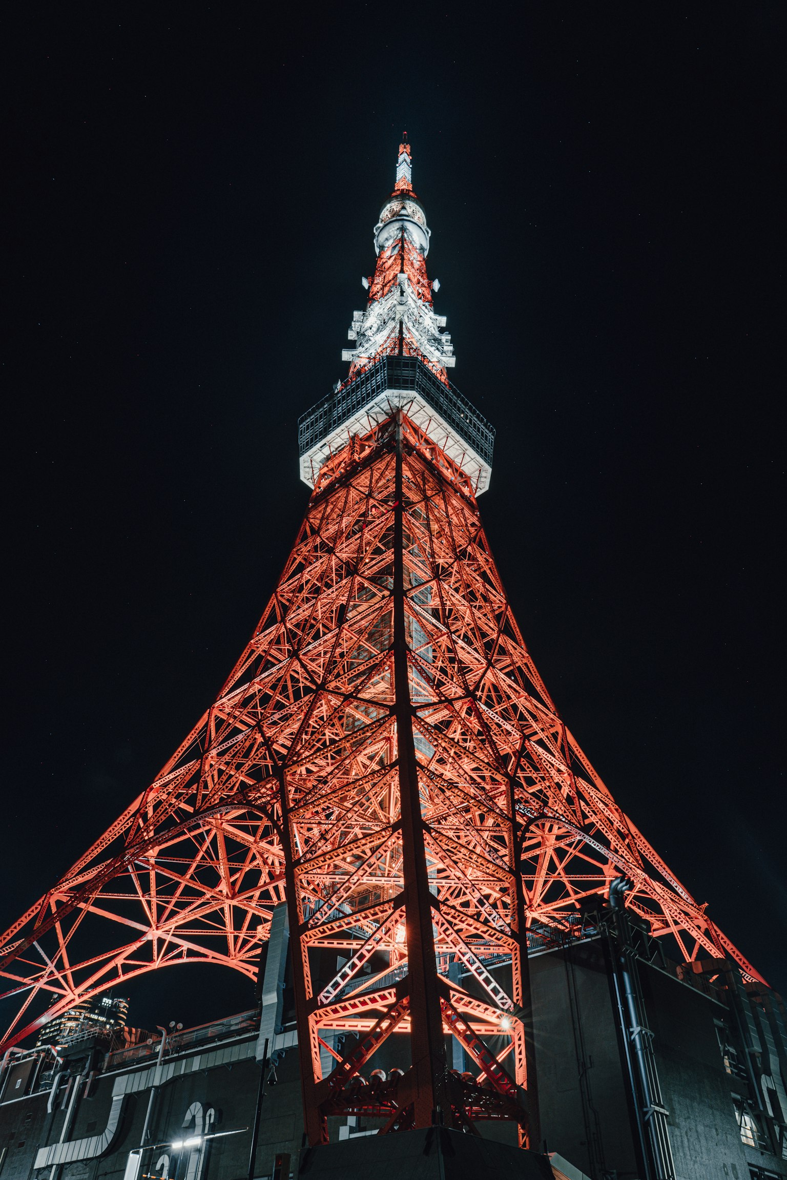 Tokio Tower bei Nacht mit roter Stahlstruktur