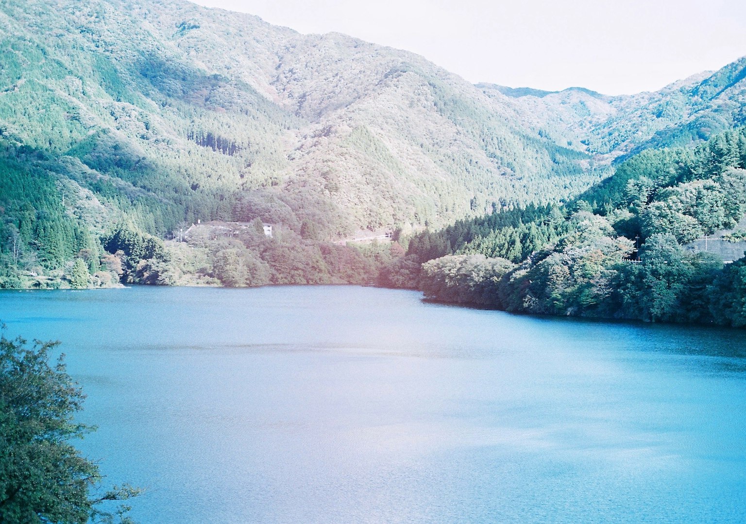 美麗的藍色湖泊和山脈的風景