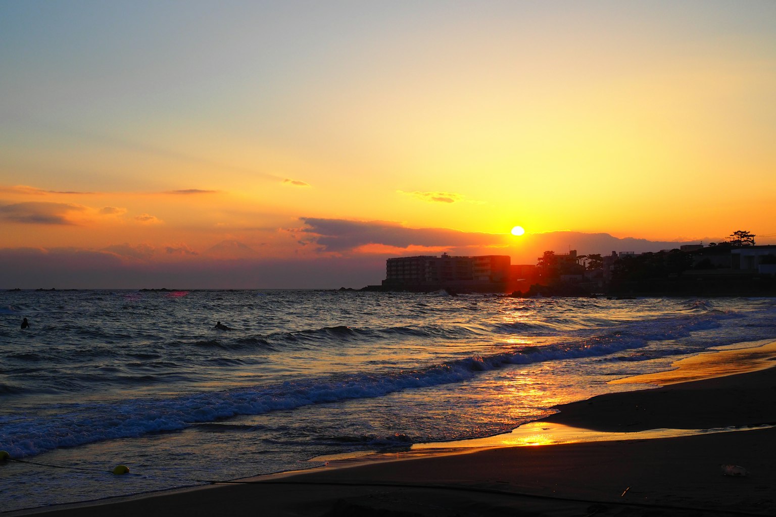美麗的海上日落，沙灘和柔和的海浪