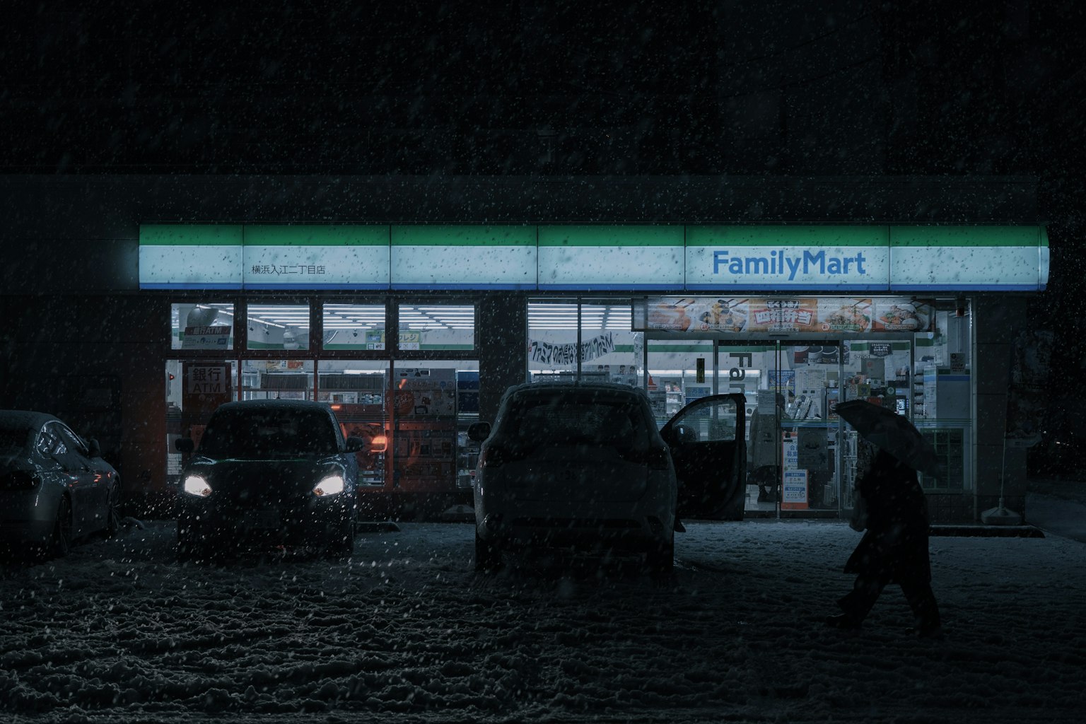 雪中的FamilyMart外观和行人