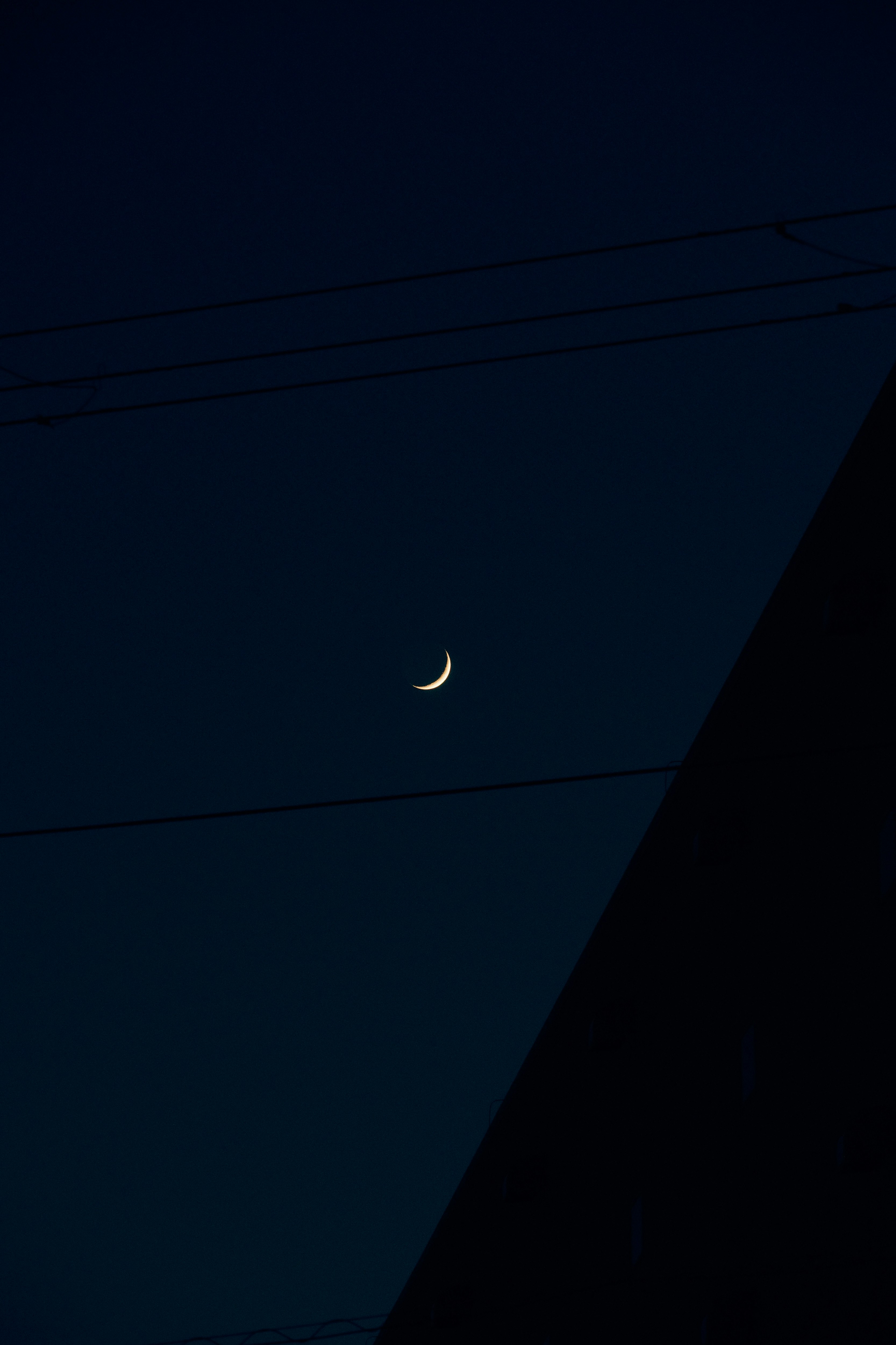 深蓝夜空中的细弯月