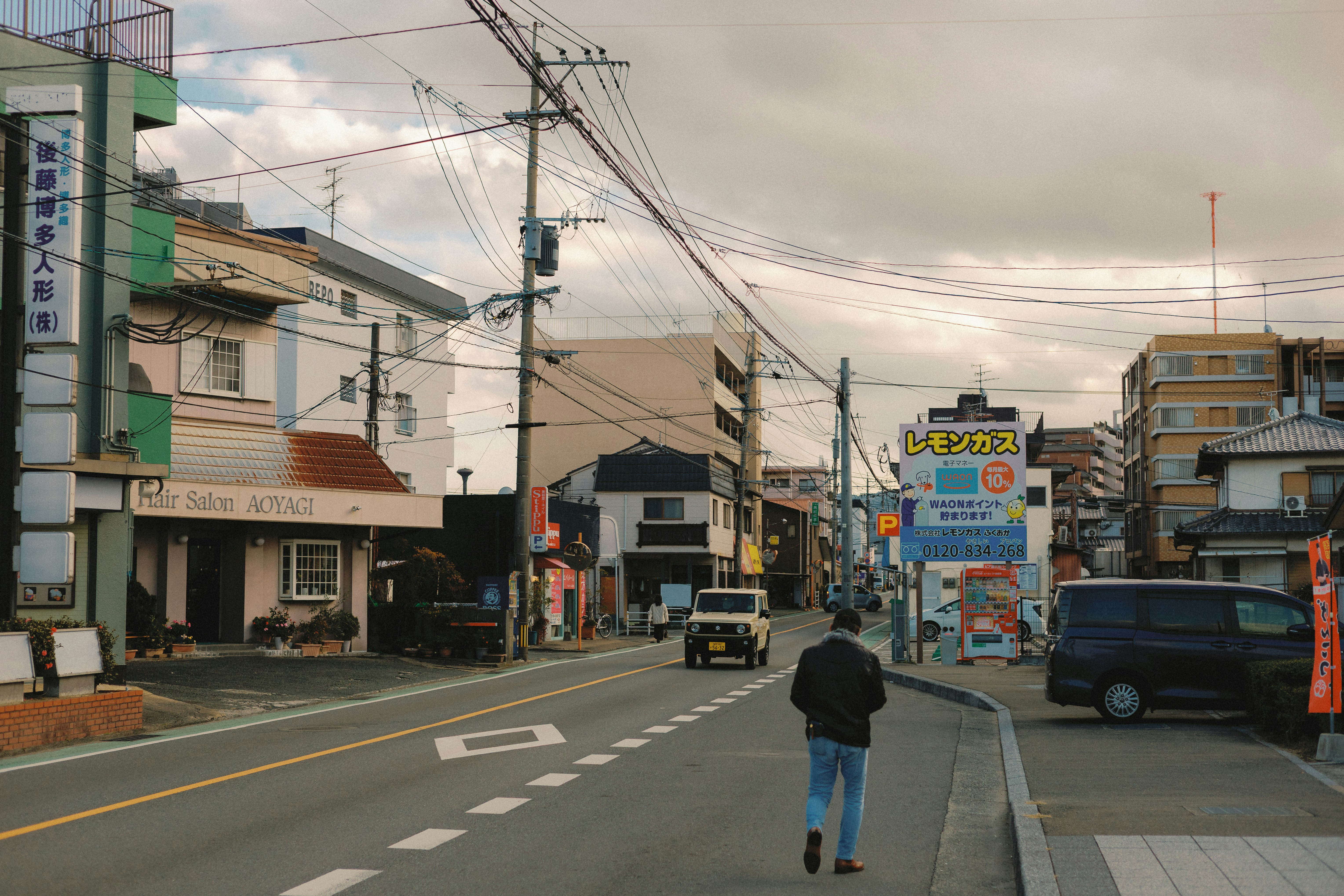 福岡の街路を歩く人のある交差点風景