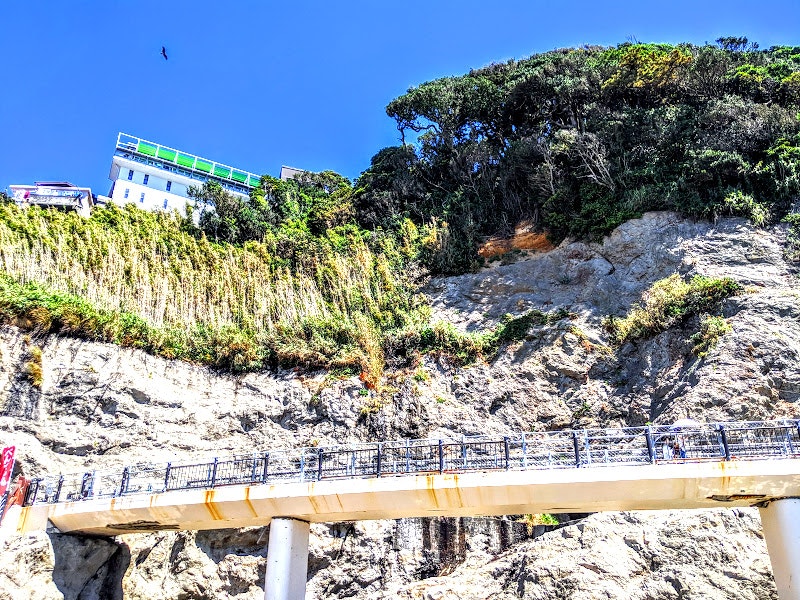 晴朗藍天下的海岸懸崖步道與觀景點