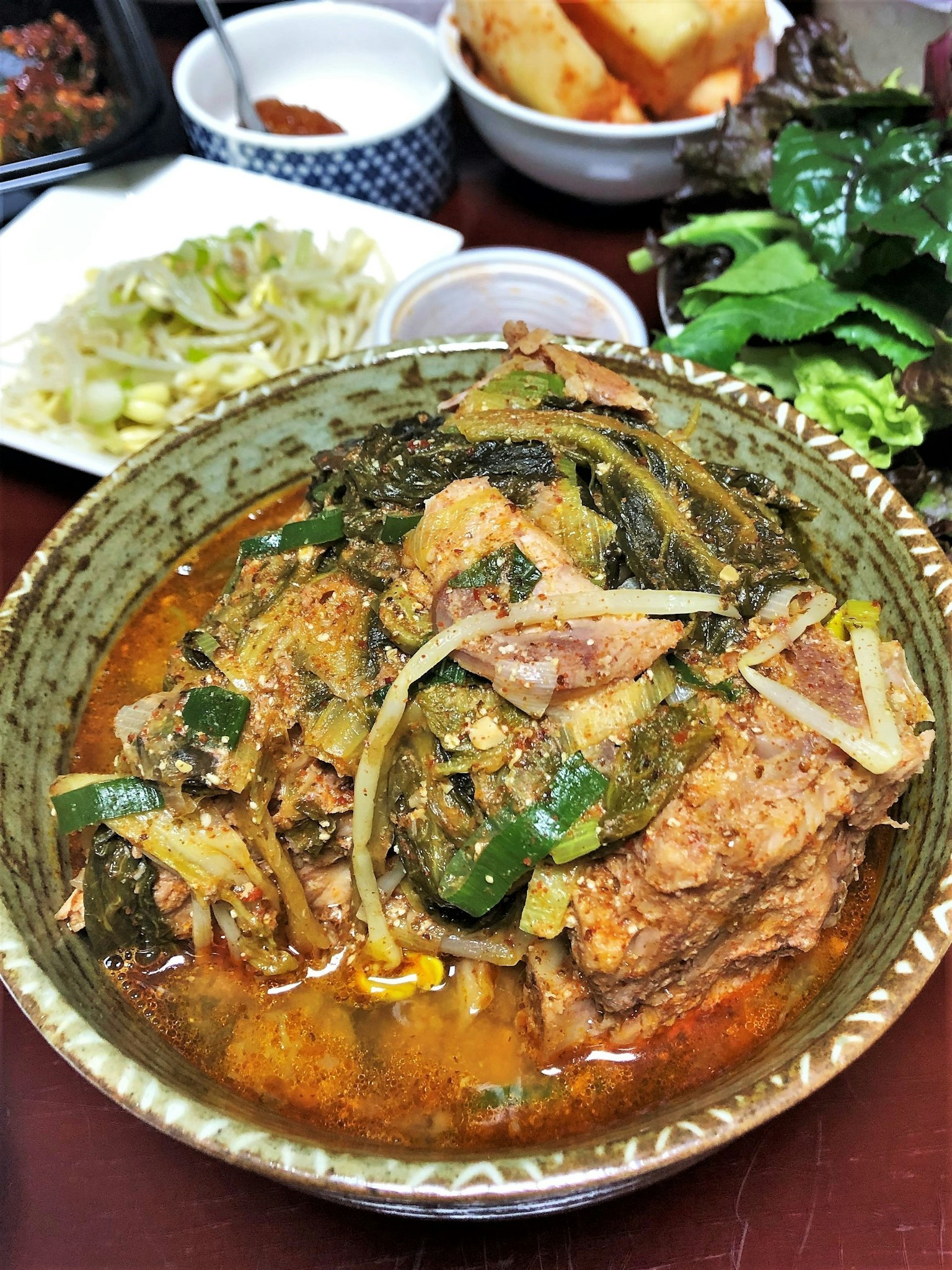 Koreanischer Eintopf mit Hähnchen und Gemüse in einer lebhaften Brühe