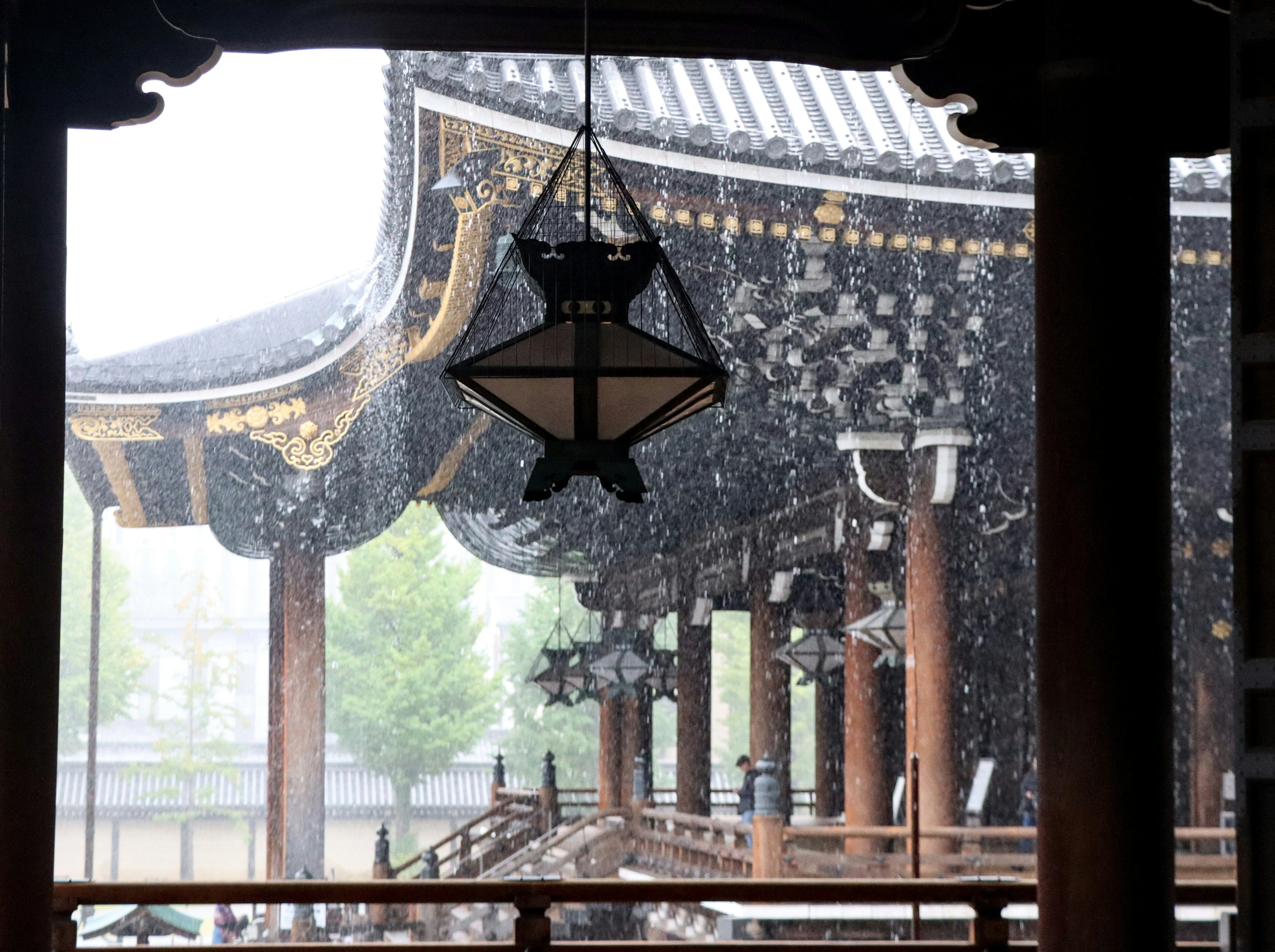 寺庙走廊里悬挂灯笼与成排木柱的景象