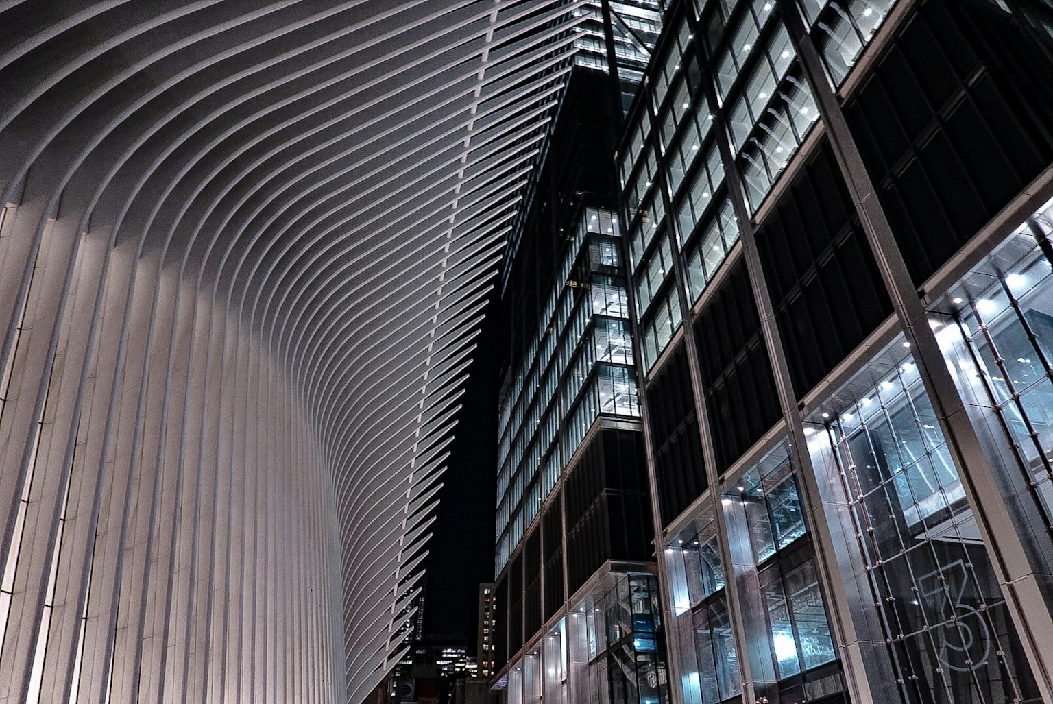 Edificio moderno con diseño curvado en un paisaje urbano nocturno