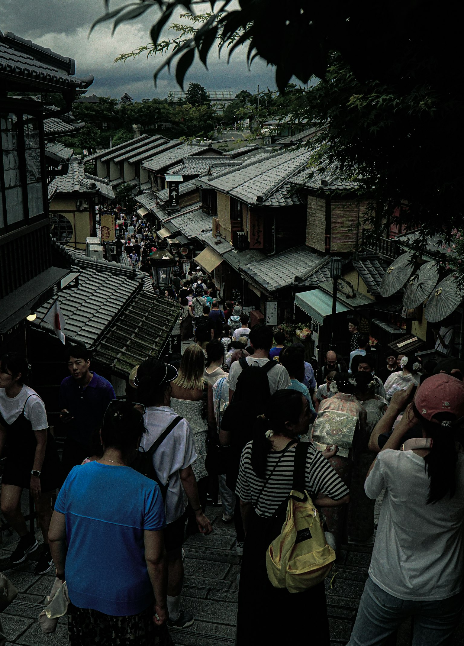 Vista affollata di una vecchia strada a Kyoto piena di turisti