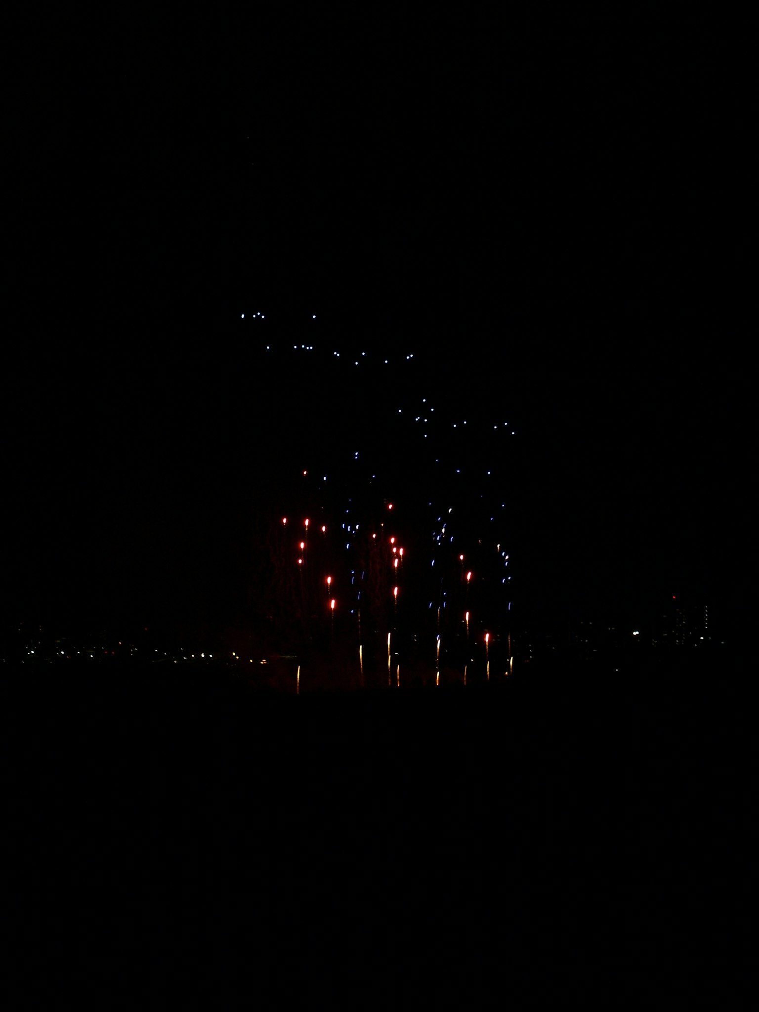 Spectacle de feux d'artifice dans le ciel nocturne avec des lumières réfléchies
