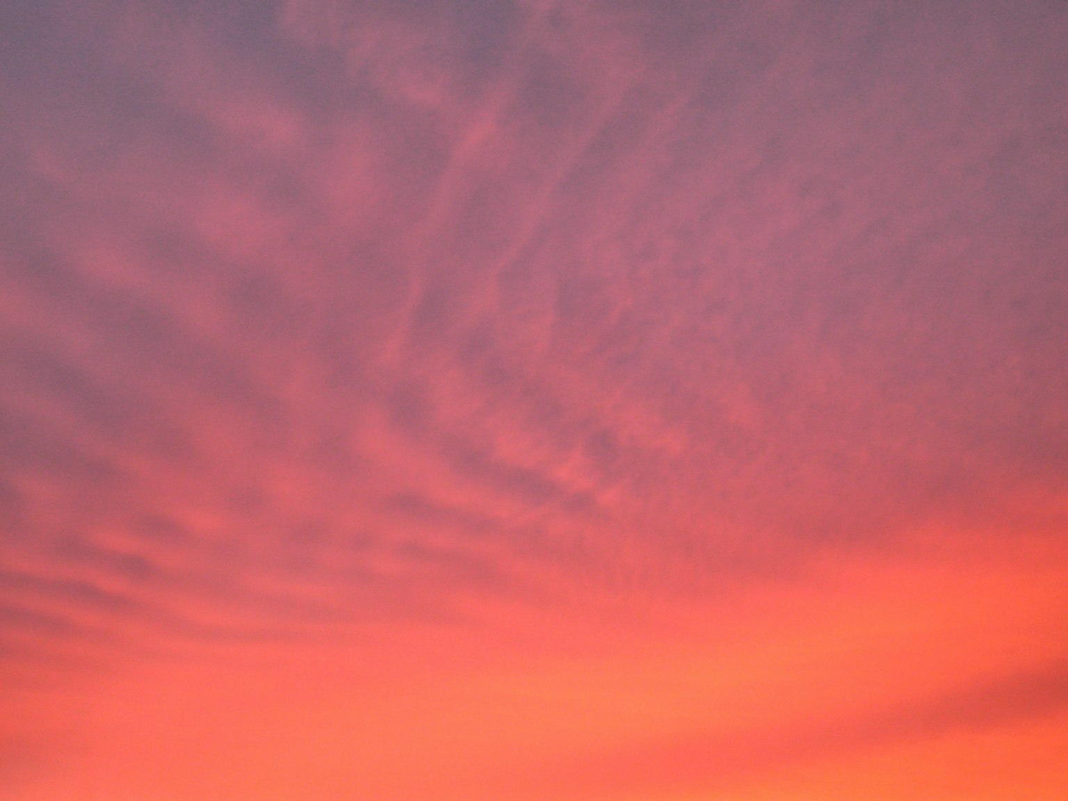 Langit matahari terbenam yang indah dengan awan merah muda dan ungu