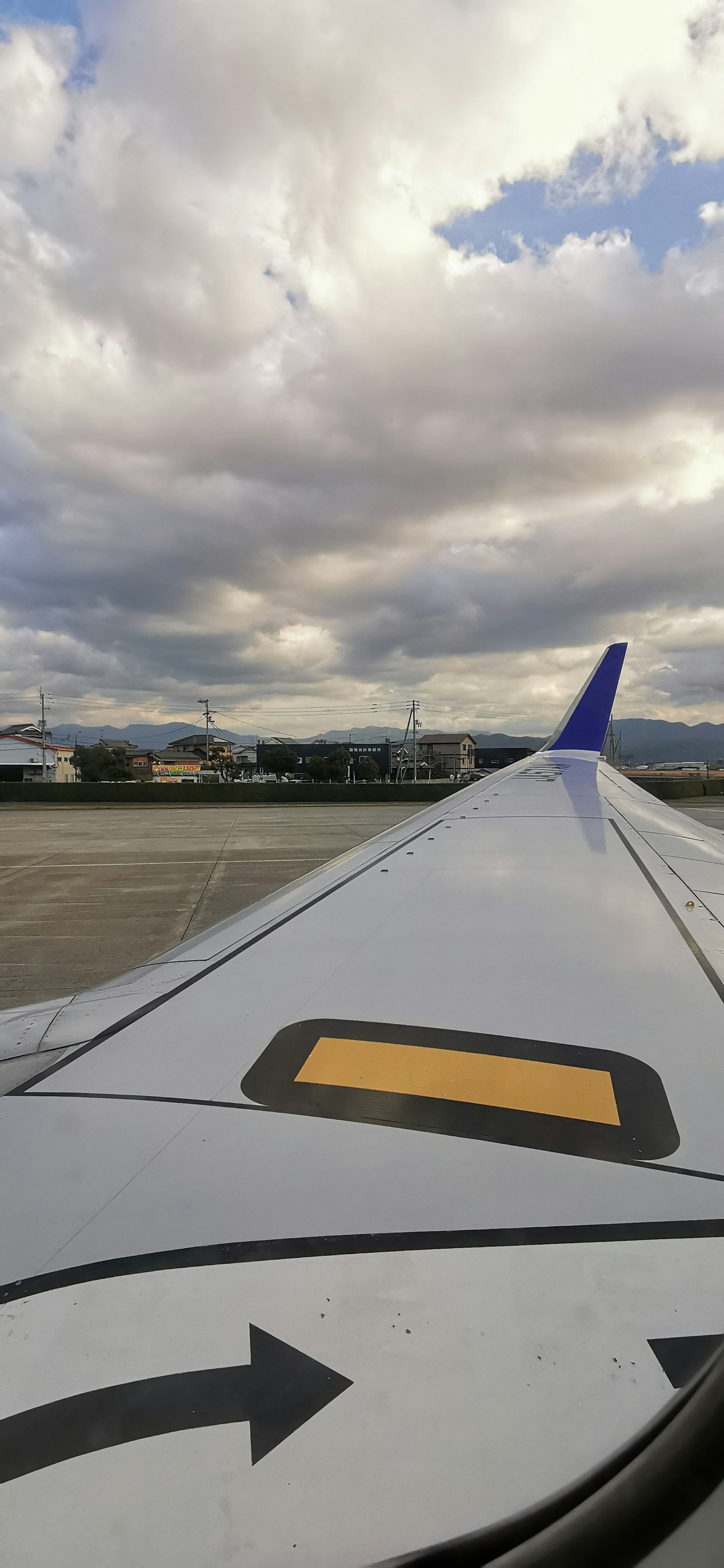 从飞机翅膀看云雾天空和跑道的景色