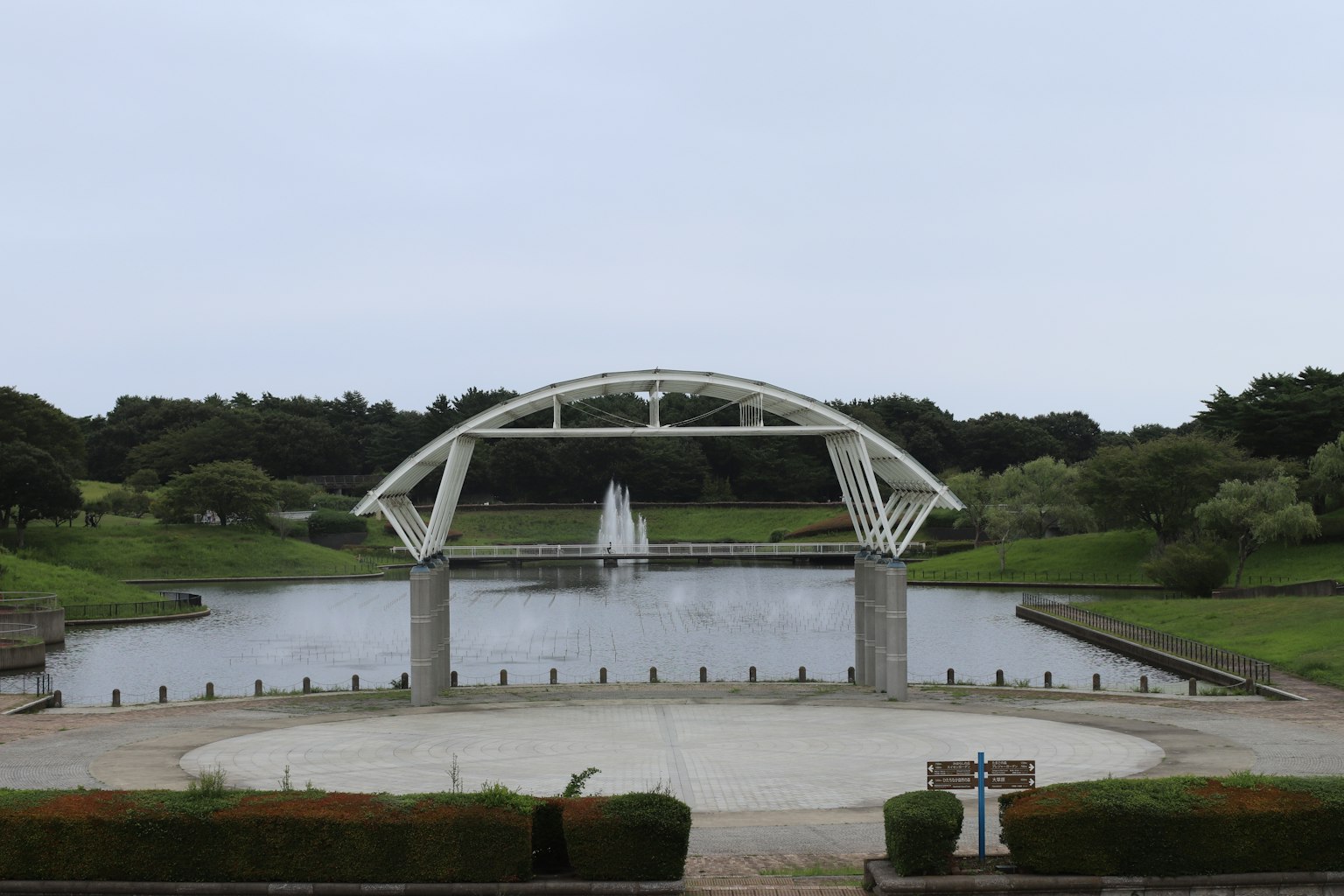 公園景觀，白色拱橋橫跨湖面