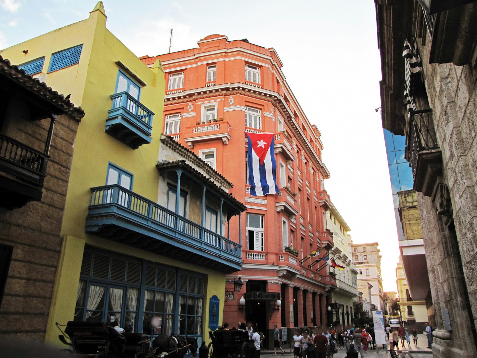 Bunte Gebäude mit einer kubanischen Flagge in den Straßen von Havanna sichtbar