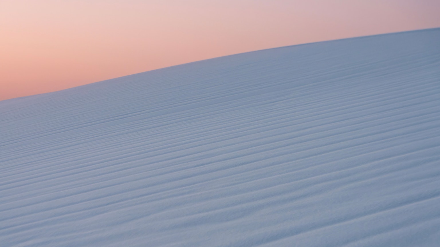 Serene Sanddünen, die von sanftem Zwielicht beleuchtet werden