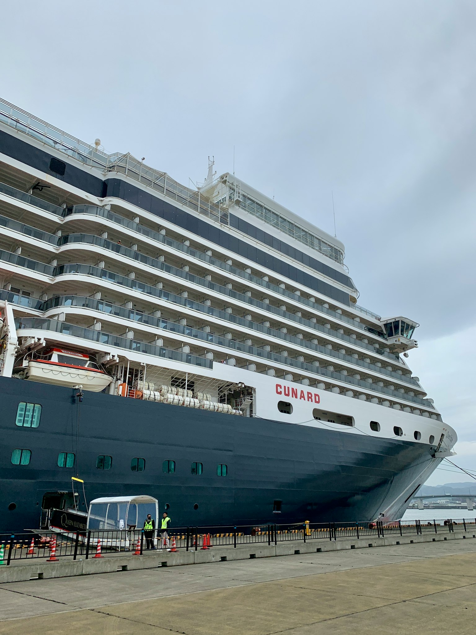 Grande nave da crociera ormeggiata al porto