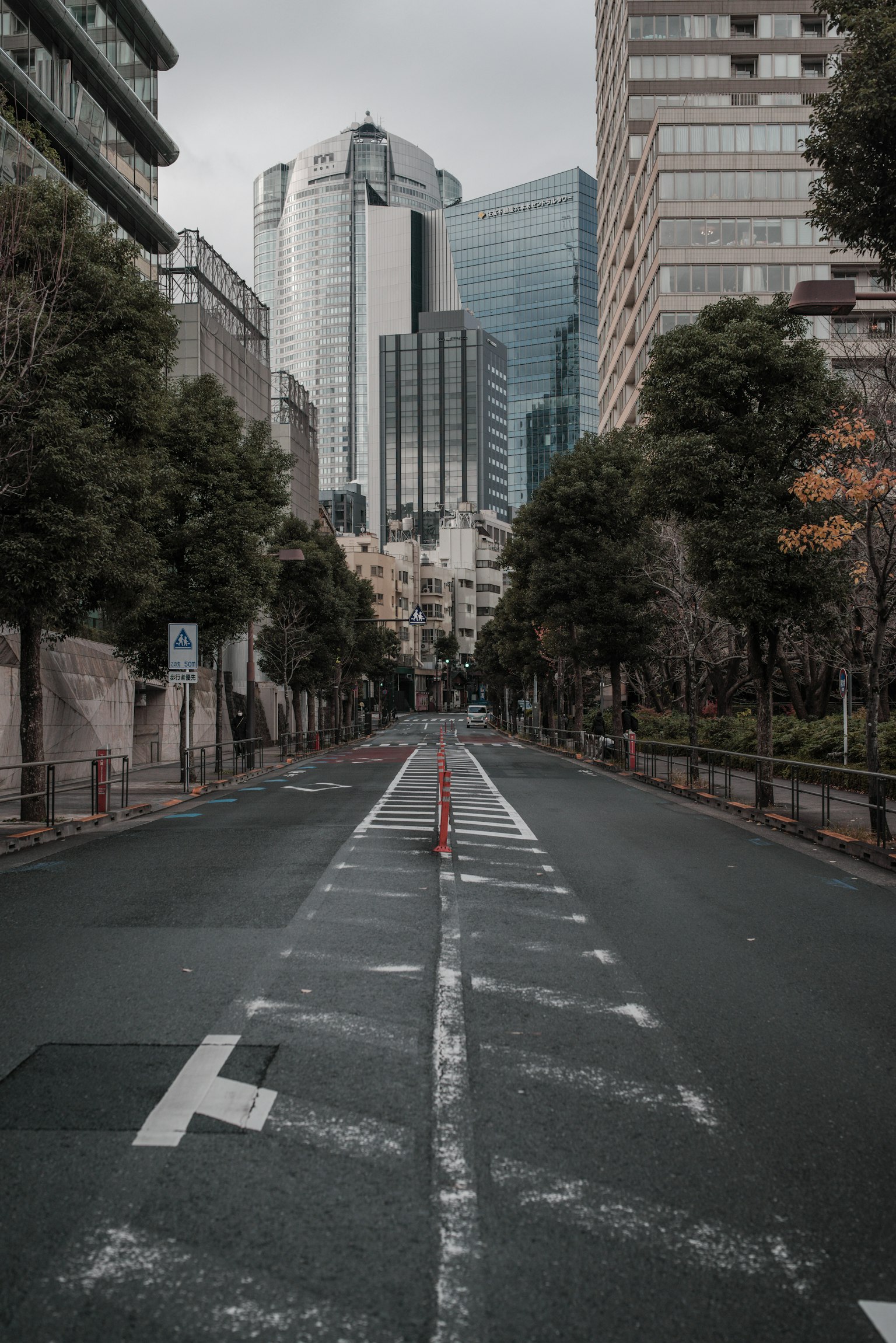 城市街道与背景中的摩天大楼
