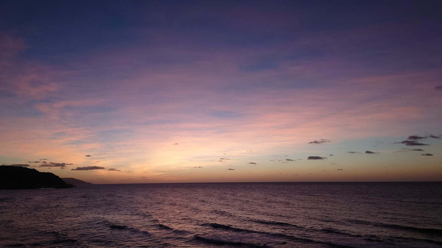 Bellissimo paesaggio di tramonto al mare con cielo viola e onde calme