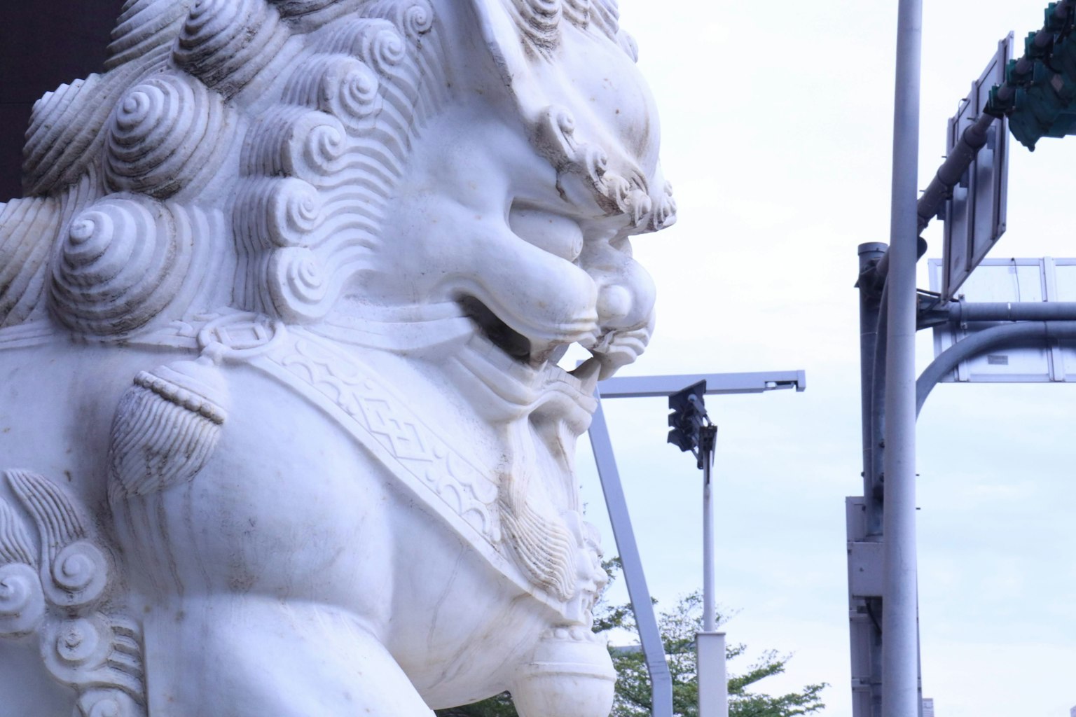 Vue latérale d'une sculpture de lion gardien blanc contre un ciel bleu