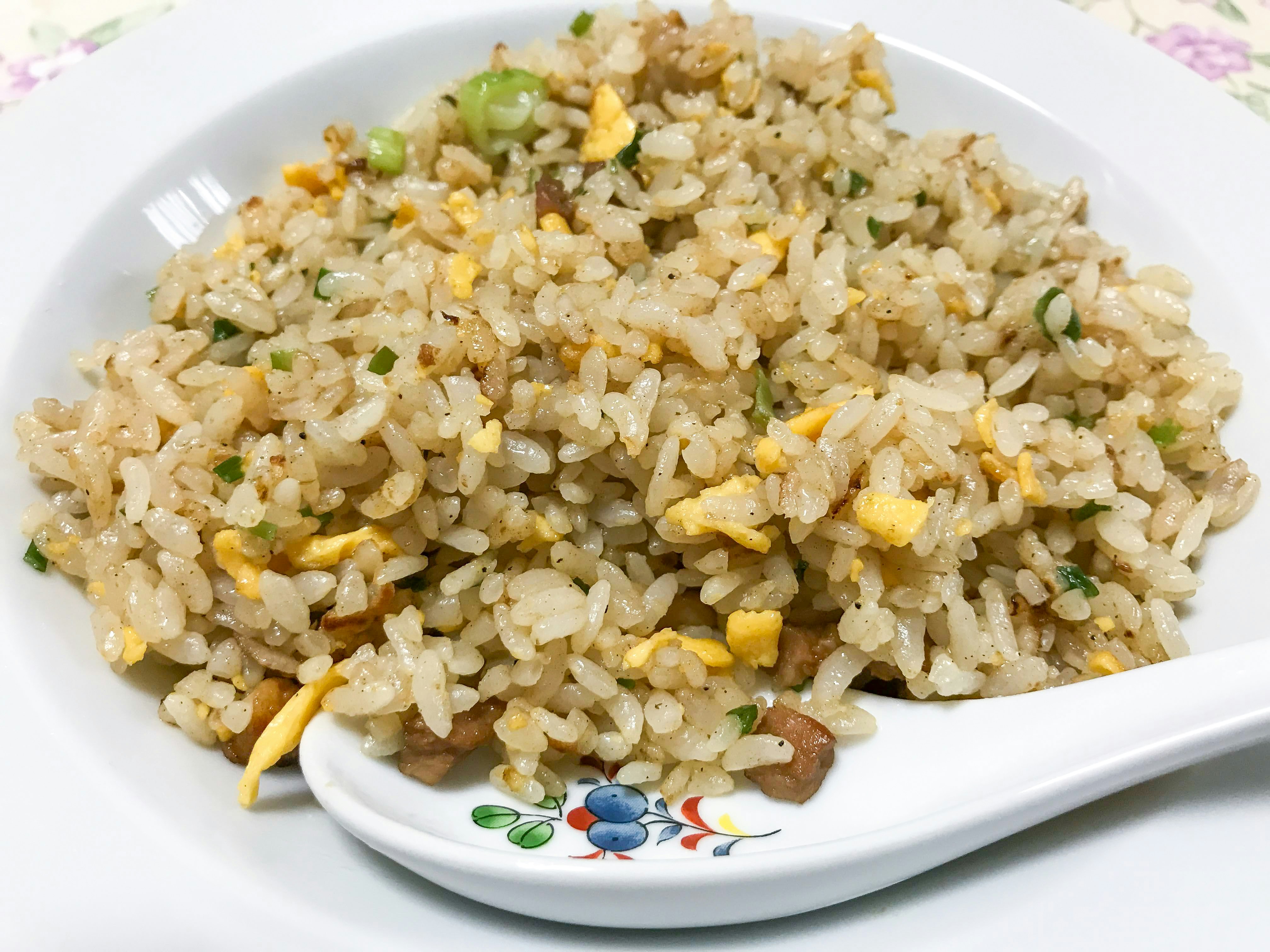 皿に盛られたチャーハン