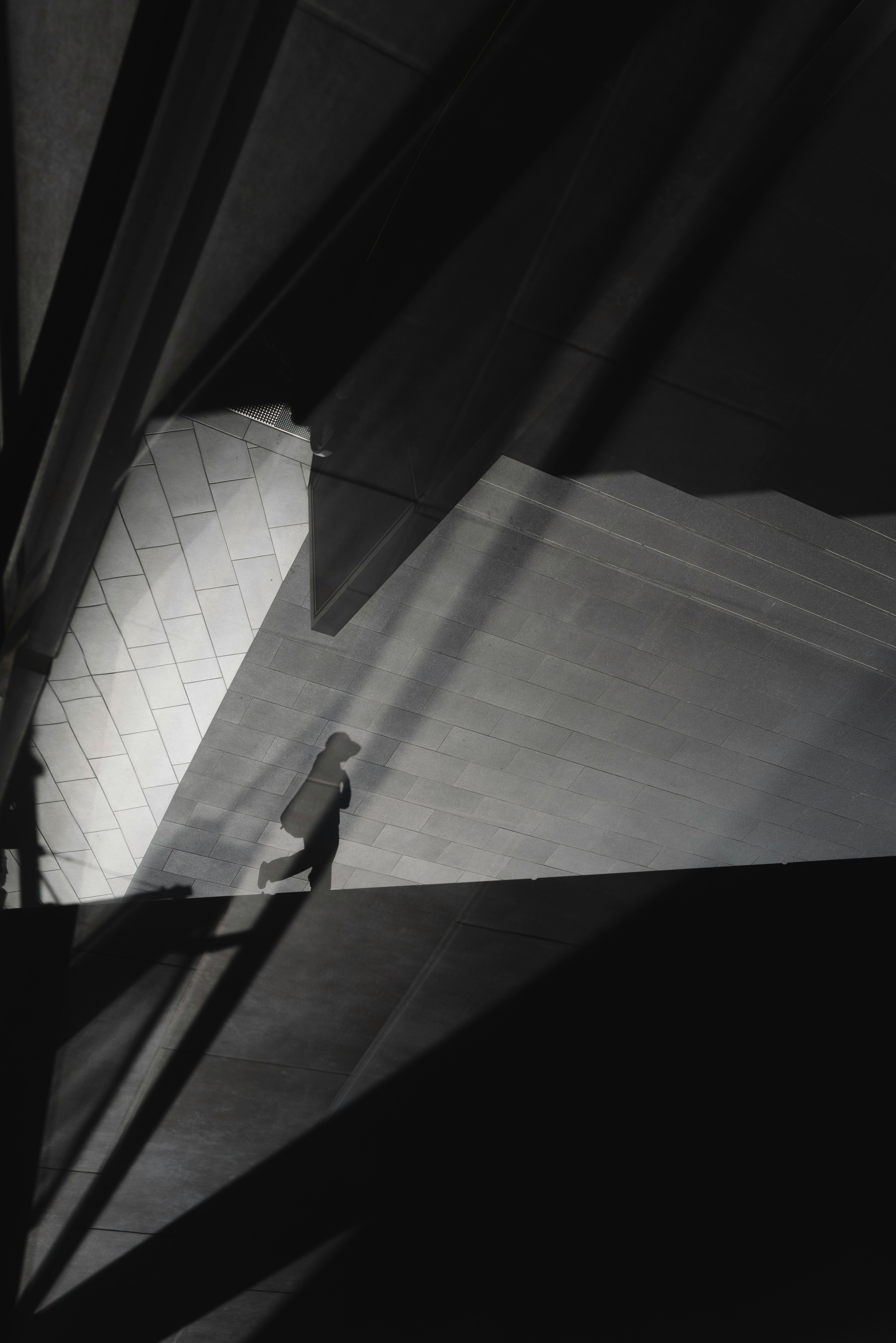 monochromer Innenflur mit sich kreuzenden Schatten