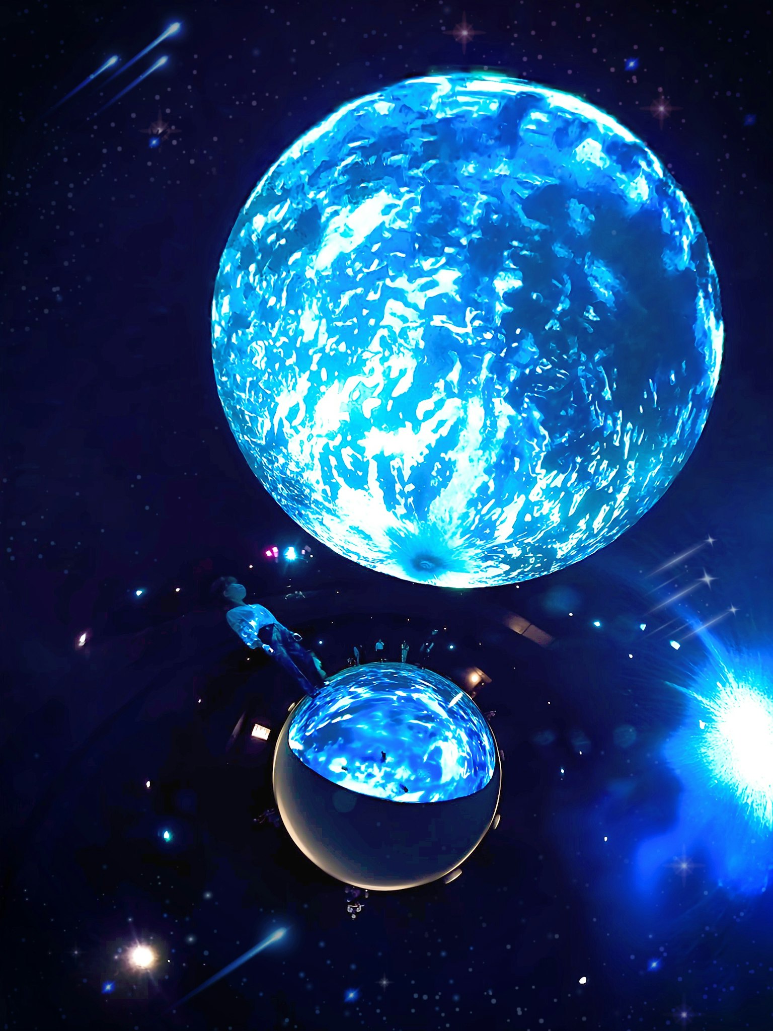 Une vue magnifique d'une grande planète bleue et d'une petite planète dans l'espace