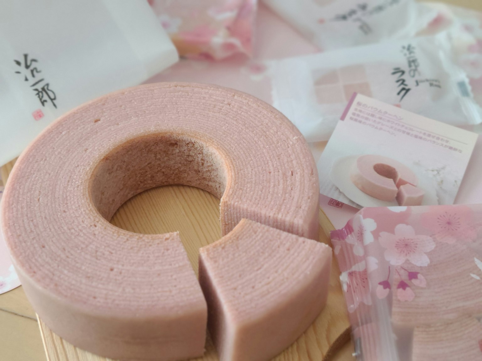 Baumkuchen al sapore di sakura con confezione floreale
