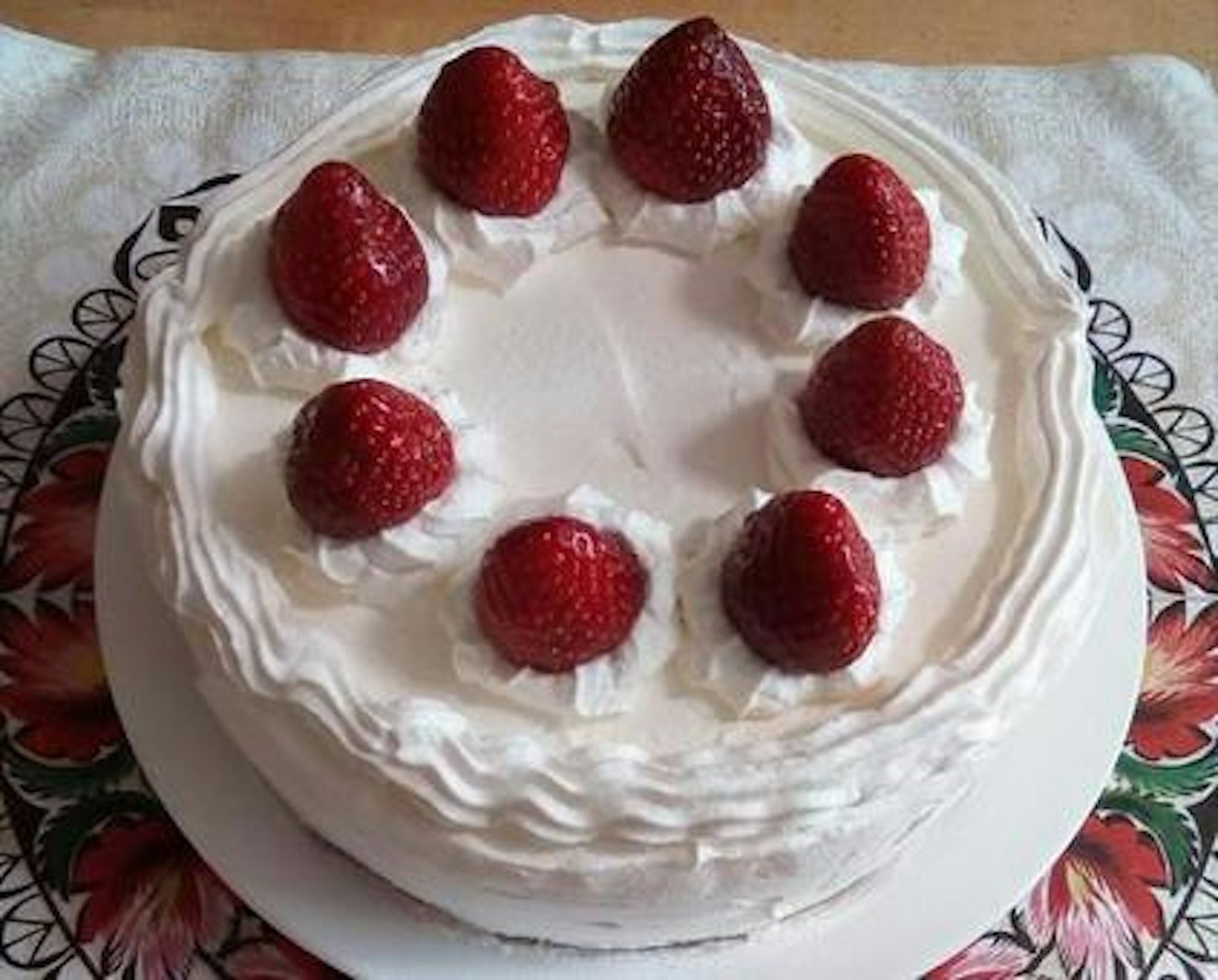 Kuchen mit Erdbeeren und Schlagsahne