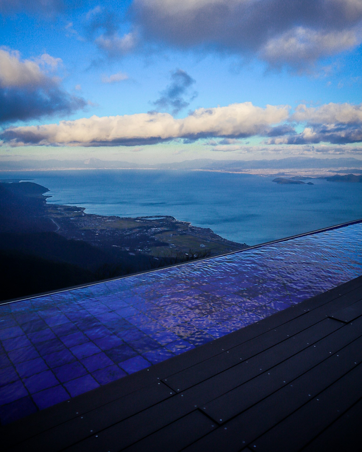 Impresionante vista del mar con nubes y superficie de agua azul