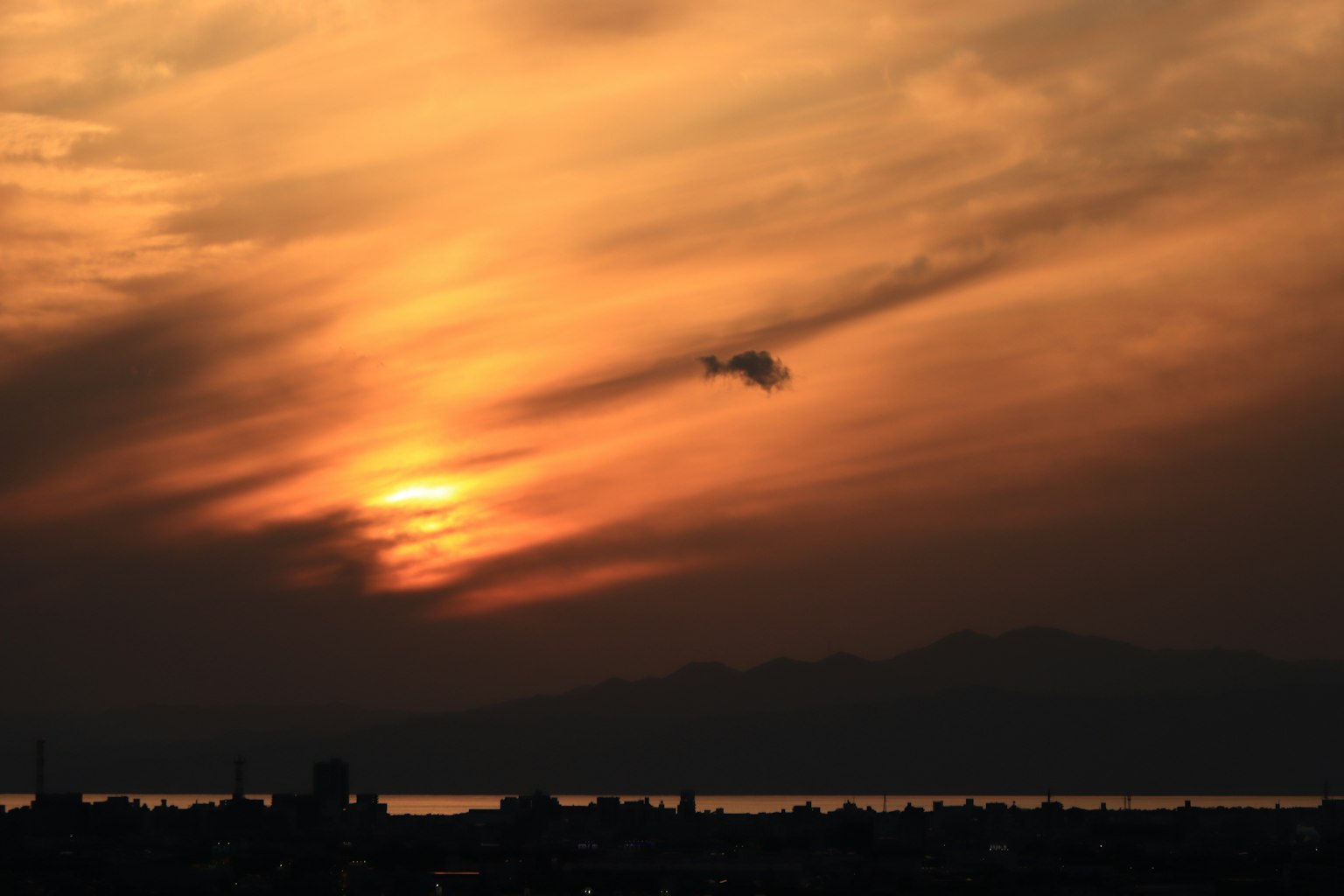 Cielo al tramonto con nuvole sparse e gradazione di luce