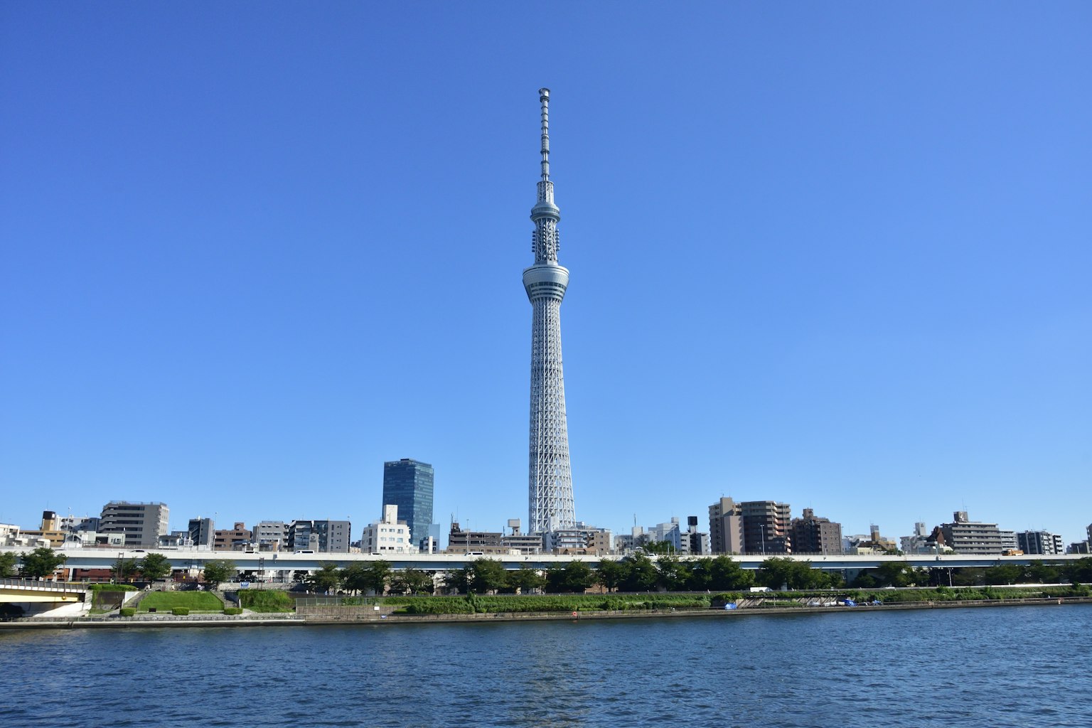 东京晴空下的东京塔