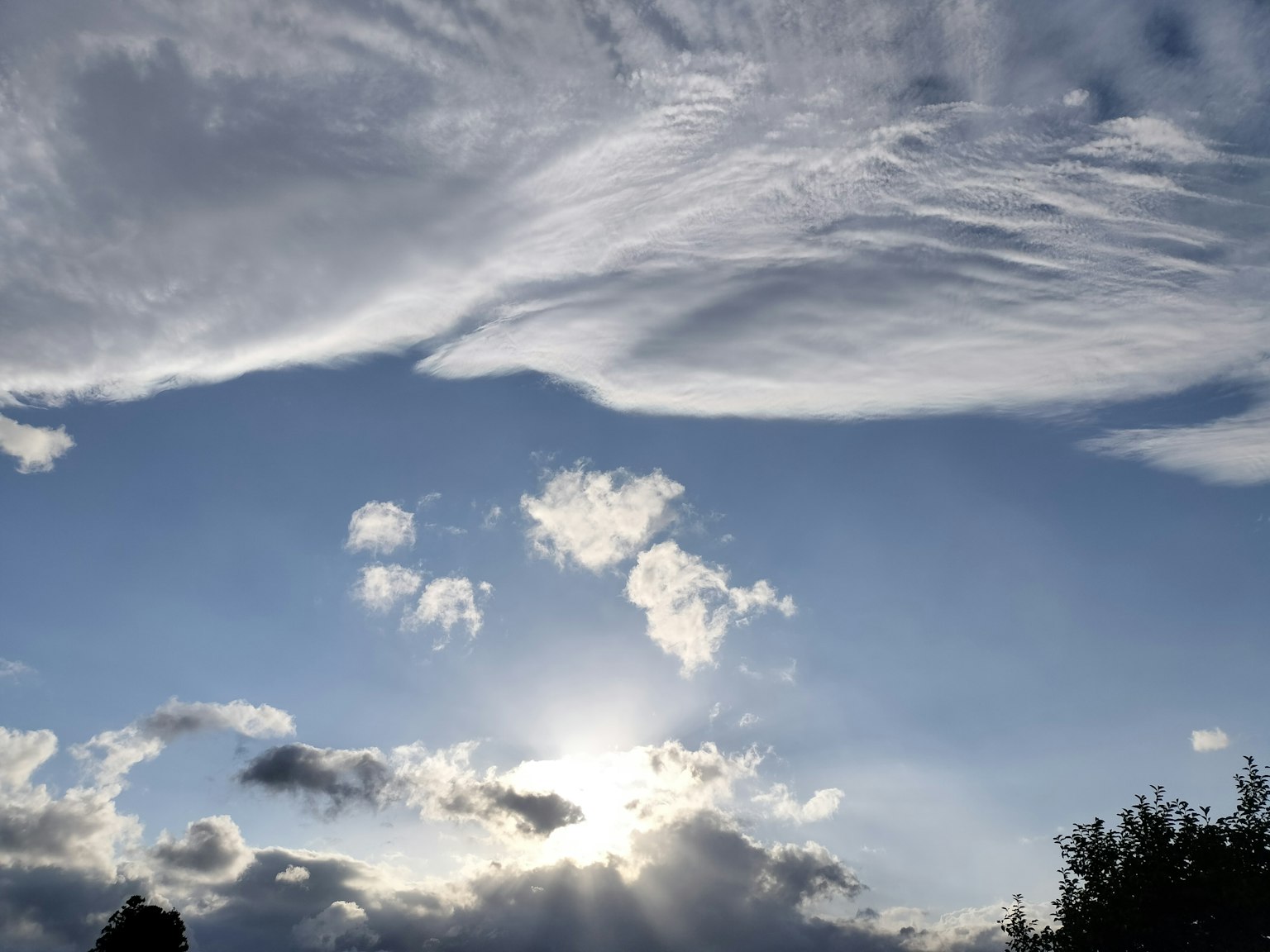 Cielo con nubes y luz del sol que brilla