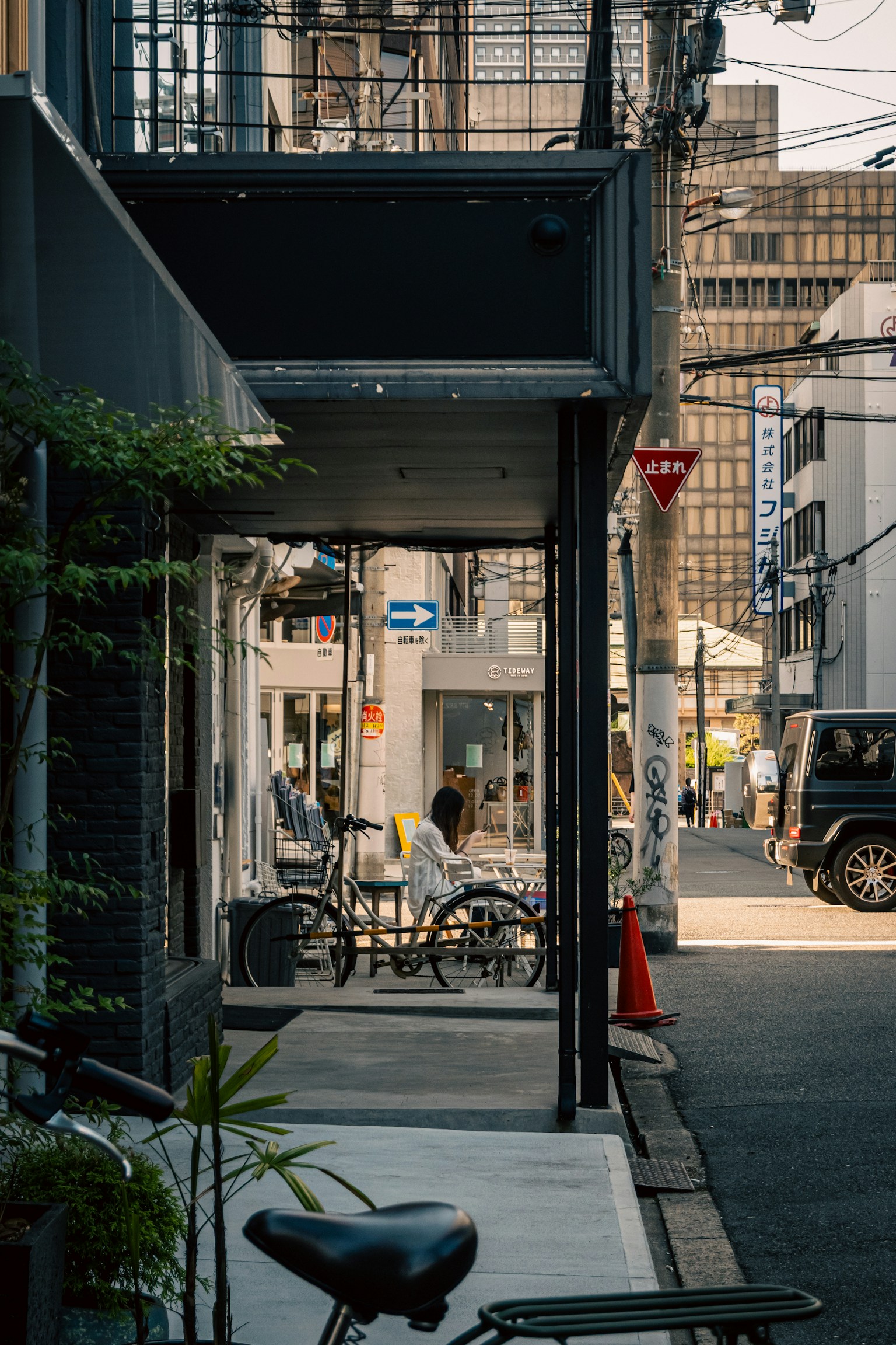 Ruhige Straßenszene mit einem Café und Fahrrädern