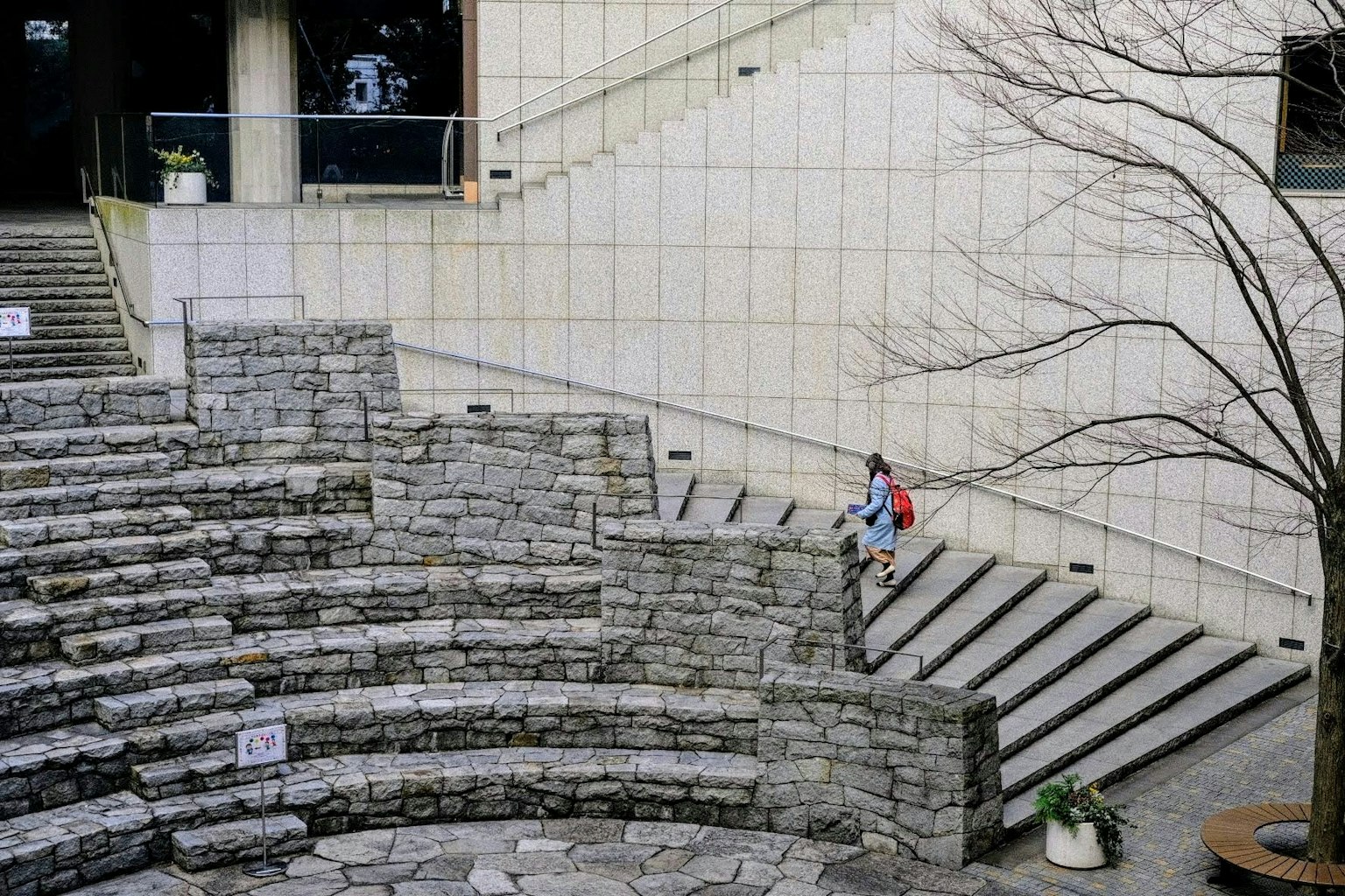 公園場景，特色石階和圓形座位區
