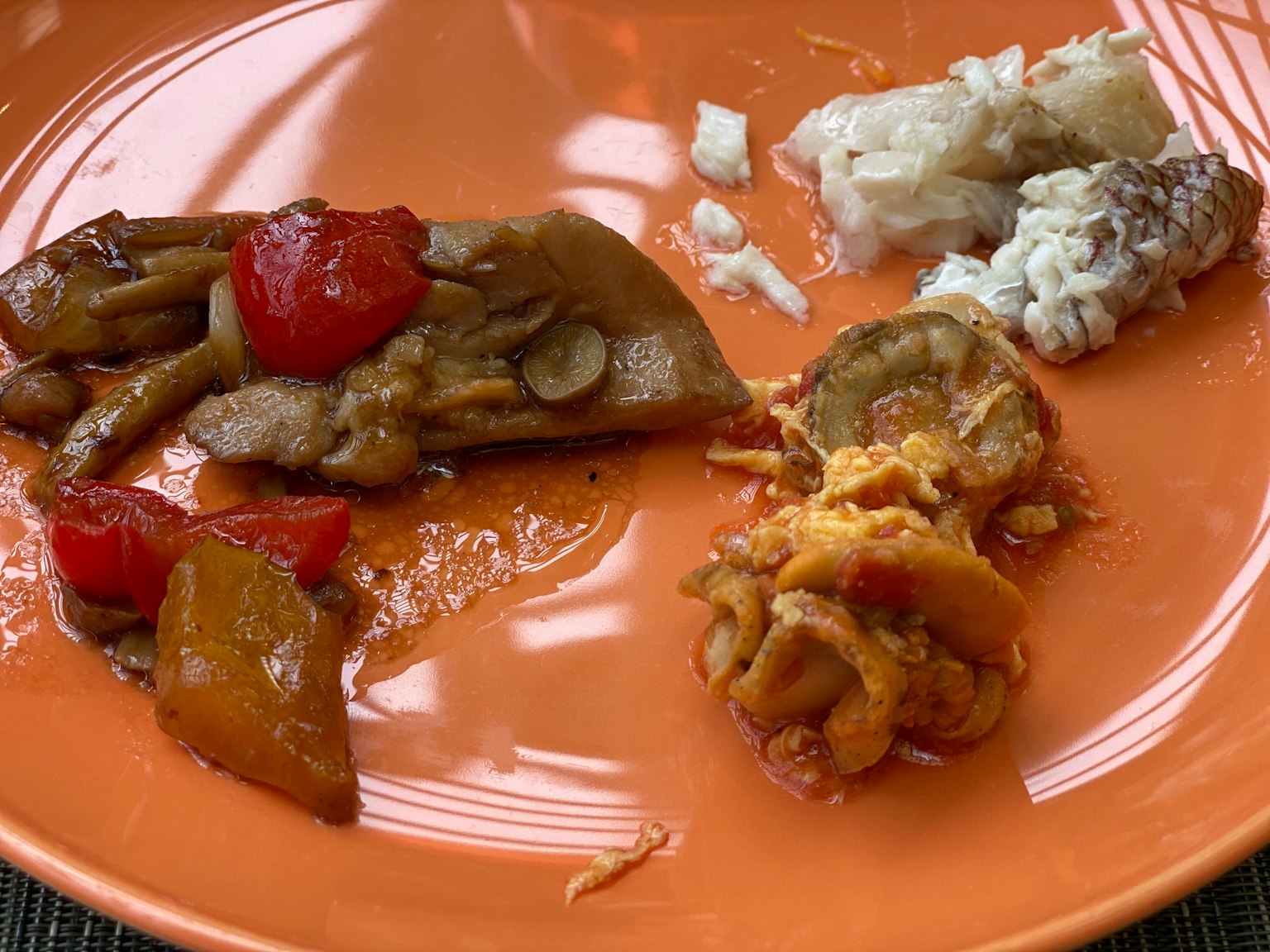 Un colorido surtido de platos en un plato naranja