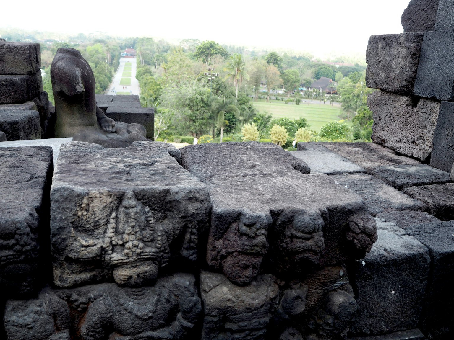 Điêu khắc đá của đền Borobudur với phong cảnh xanh