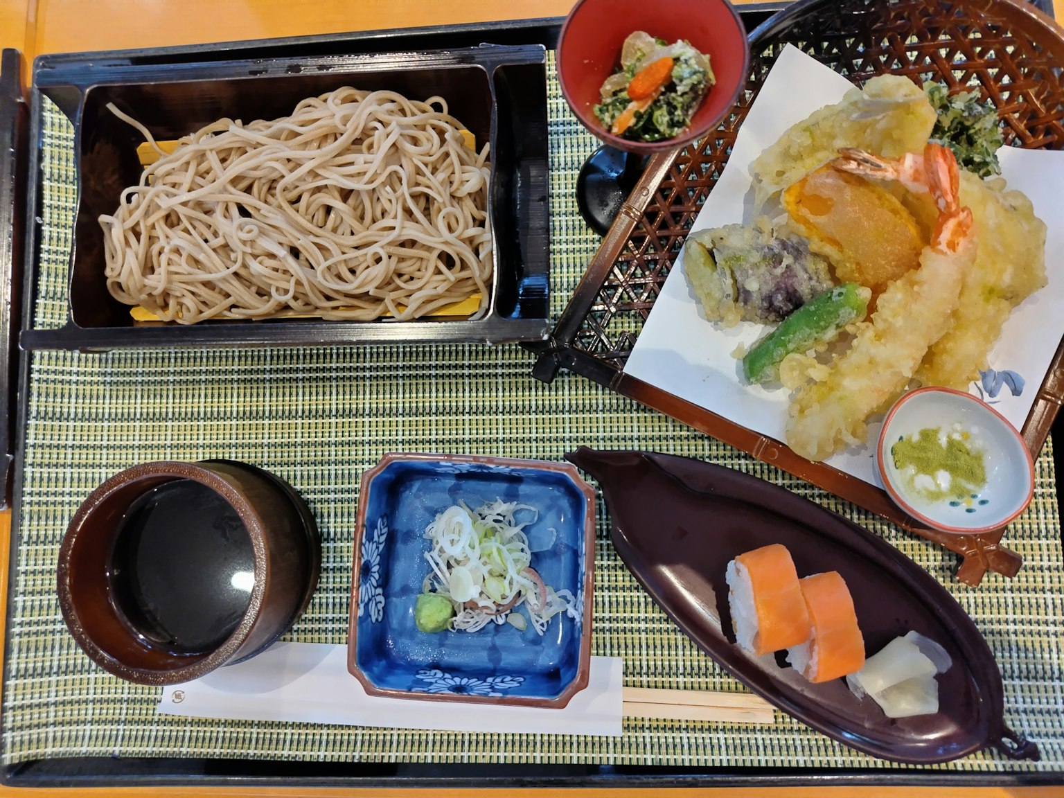 蕎麥麵、天婦羅、生魚片和傳統日本沙拉拼盤