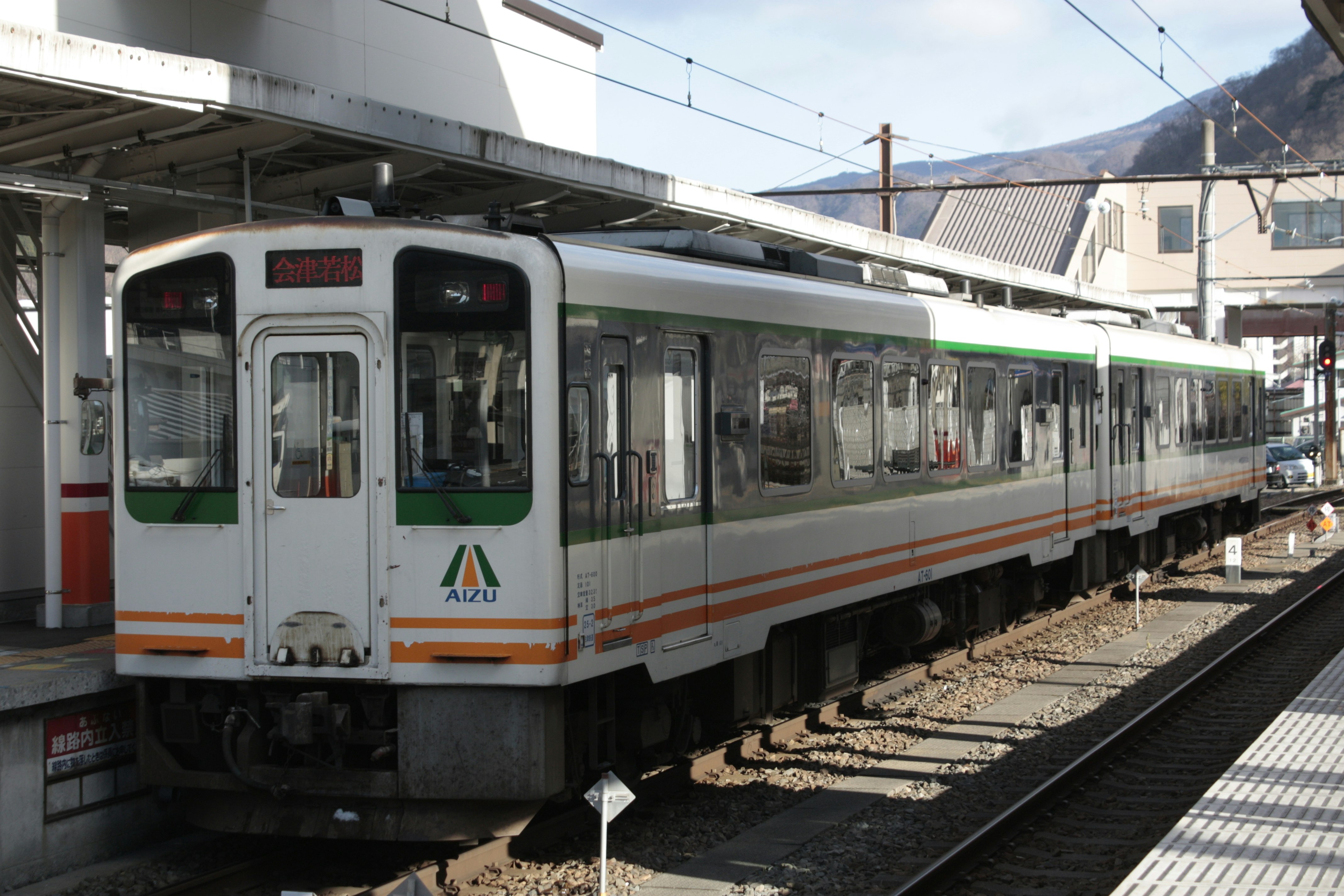 会津の電車が停車する駅のホーム