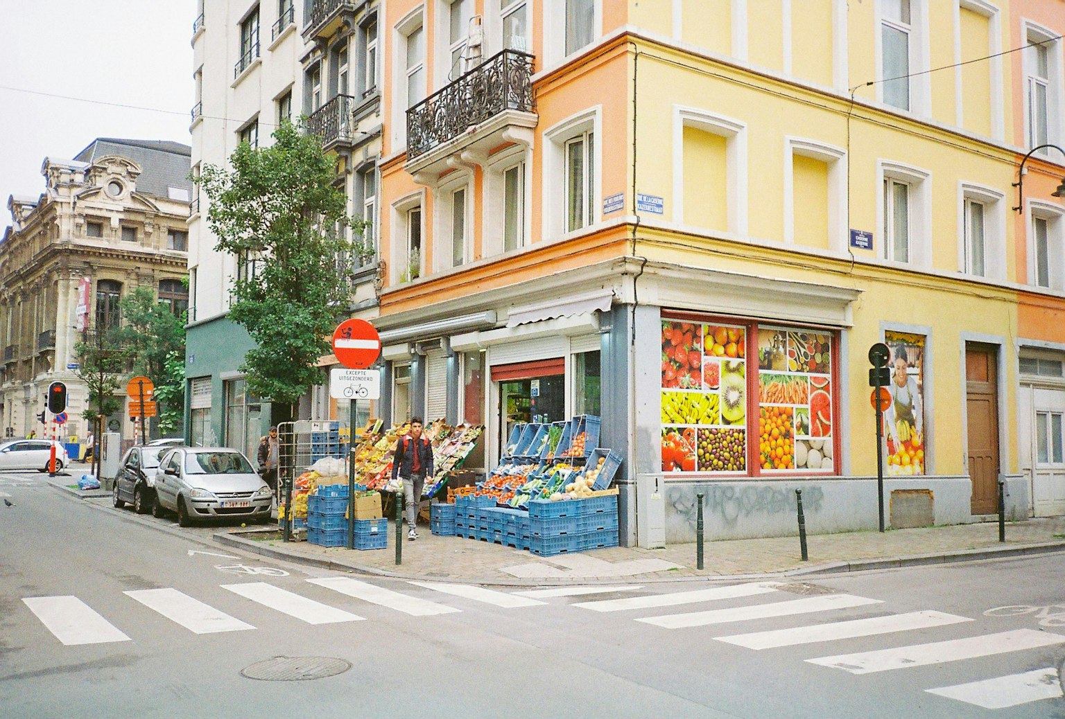 Fassade eines bunten Obstladens mit lebhaften Auslagen in einer Stadtstraße