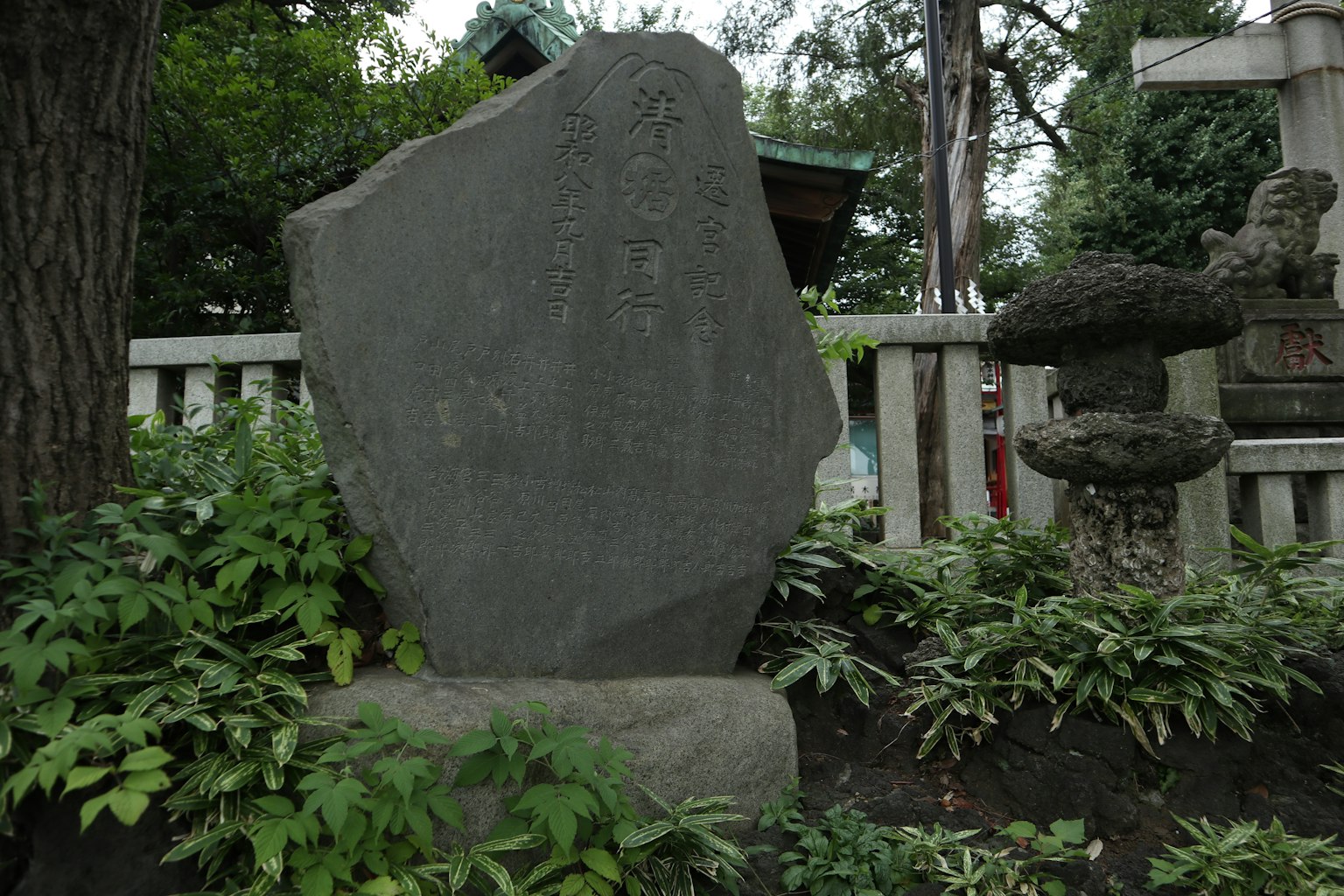 Un monumento di pietra circondato da piante verdi