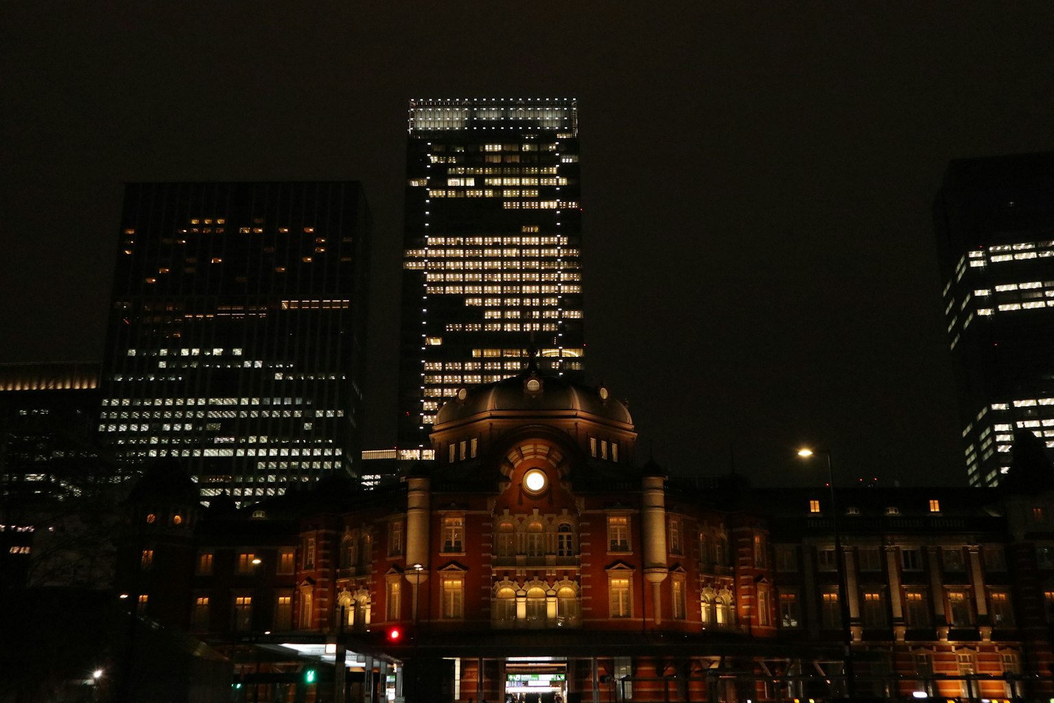 Vue nocturne de la gare de Tokyo avec des gratte-ciel modernes