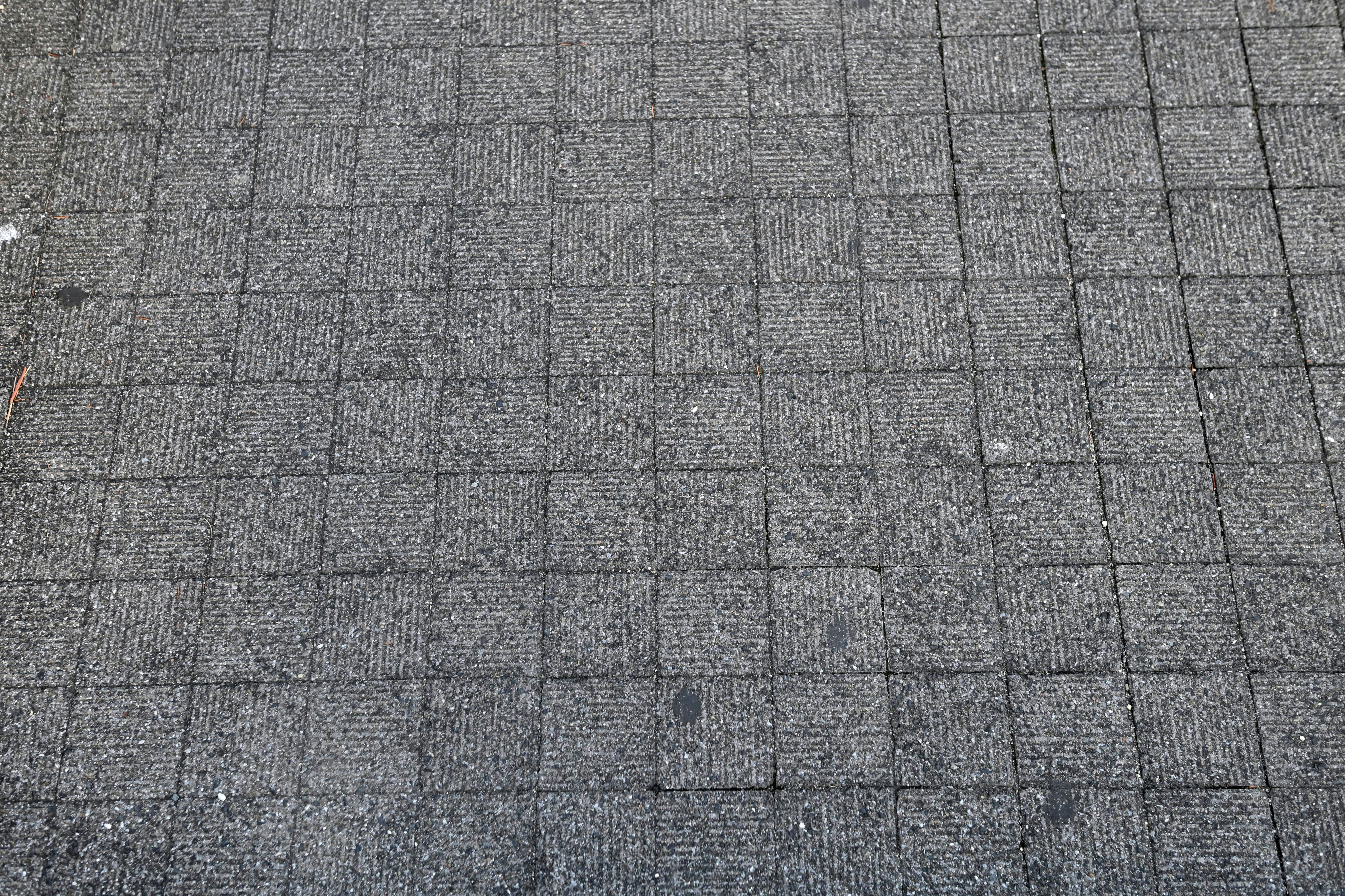 Gehweg mit grauem Kachelpflaster