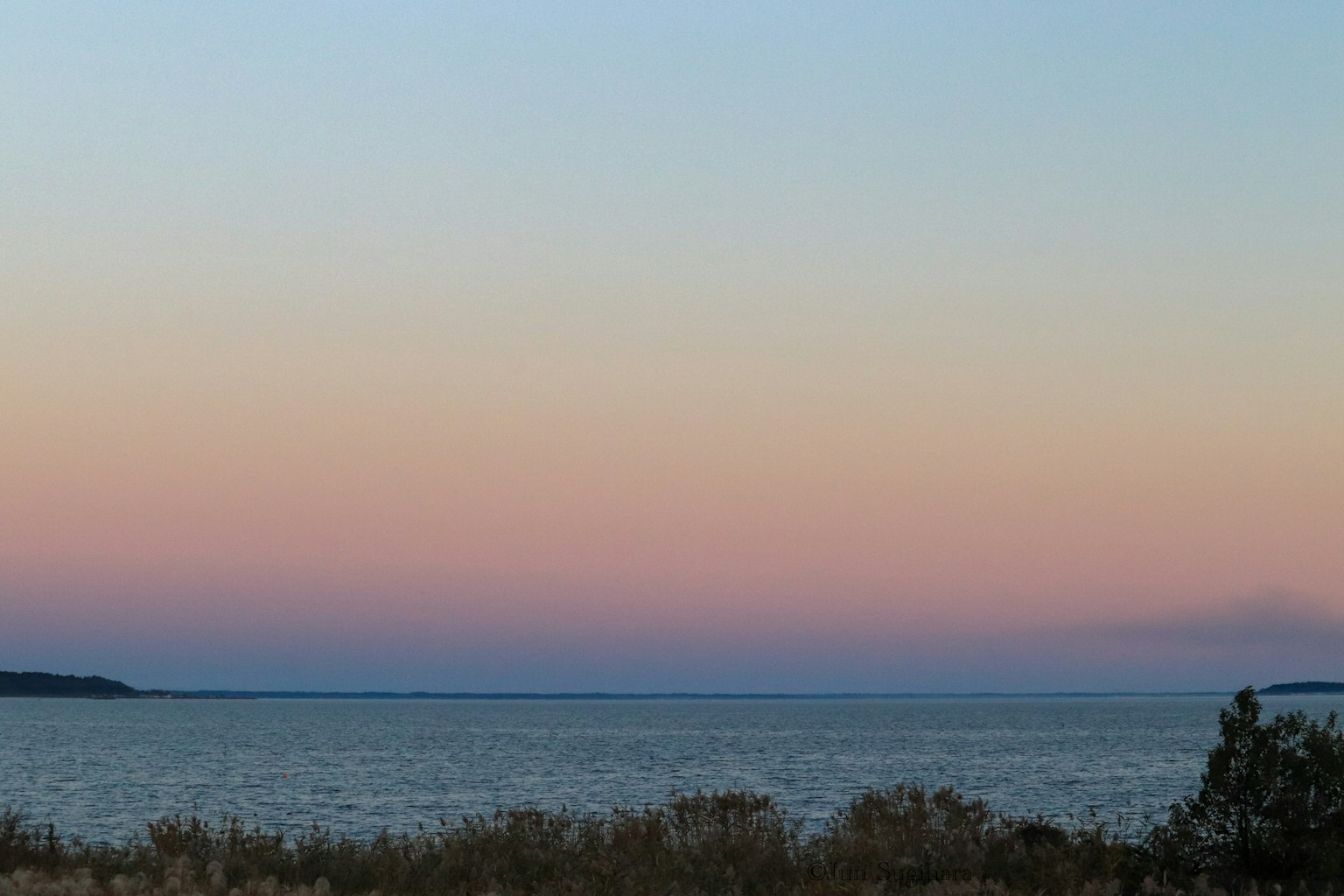 Vista serena del mare con un cielo al tramonto sfumato