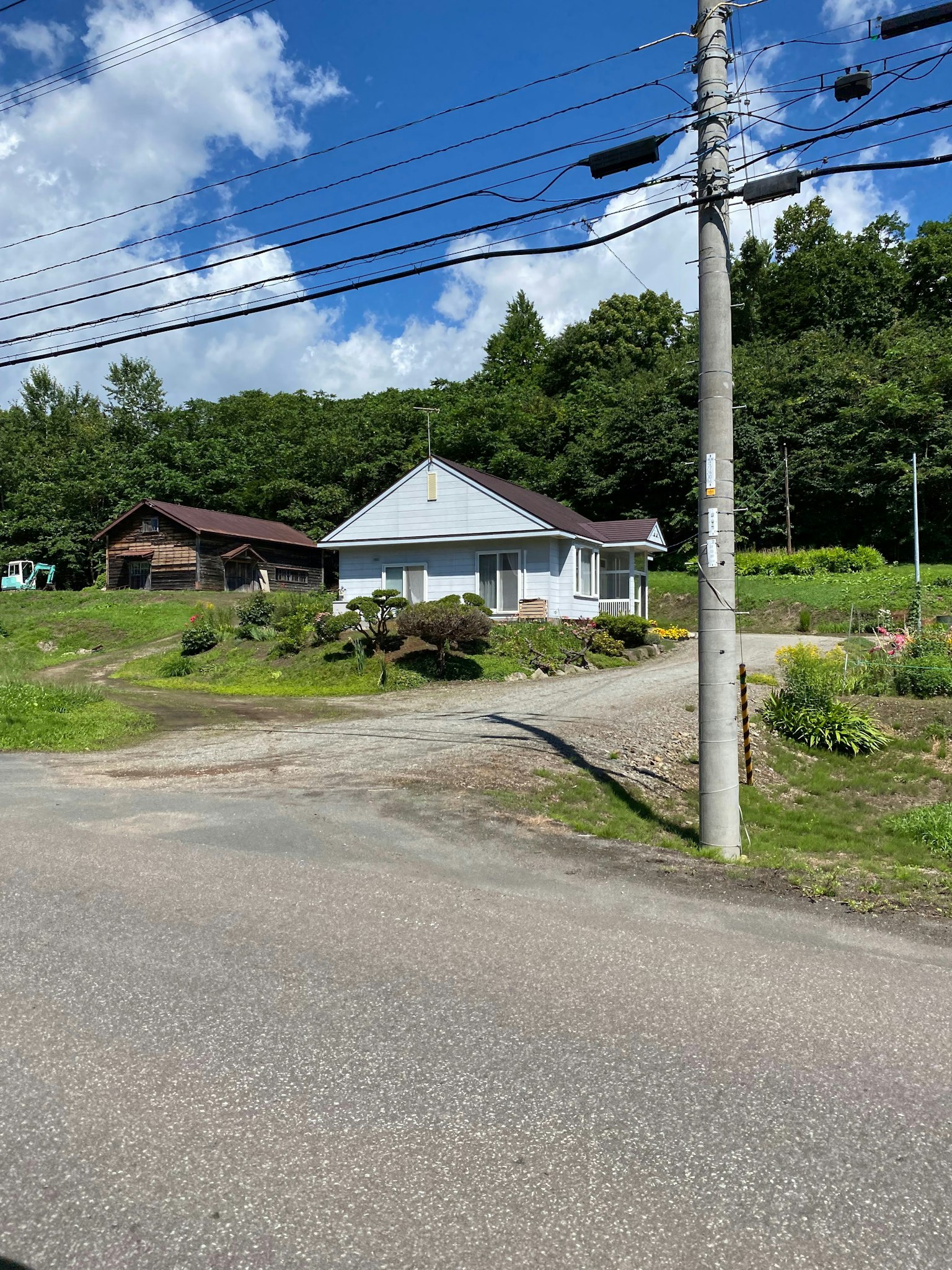 白色房屋與綠色山丘背景