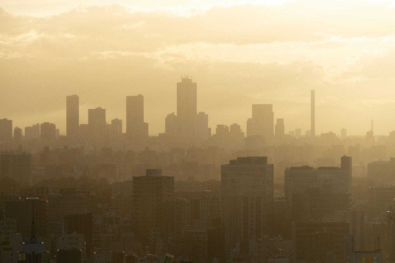 Silhouette dello skyline della città contro un tramonto dorato