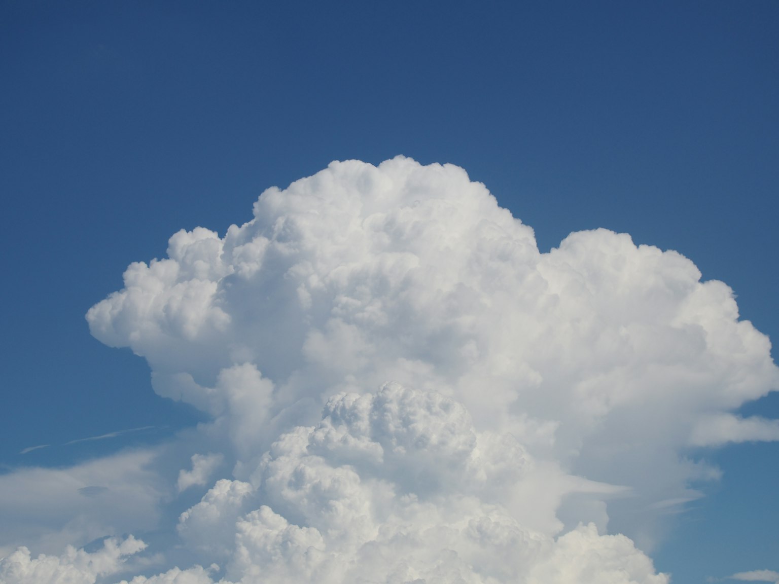 Nuvole cumulonembo bianche e soffici contro un cielo blu chiaro